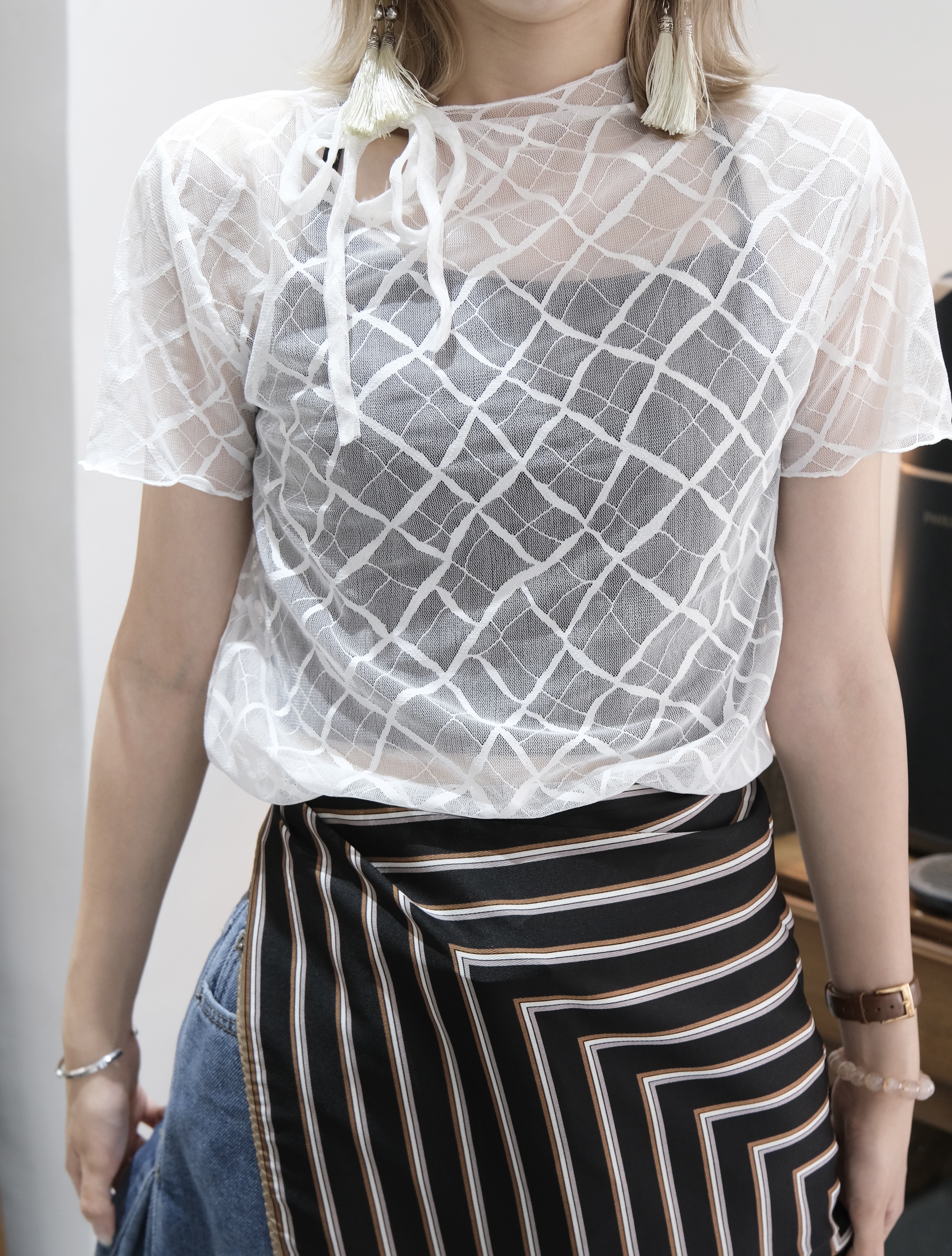 斜綁領菱格透透Top