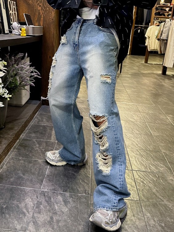 開放式破洞寬鬆牛仔褲