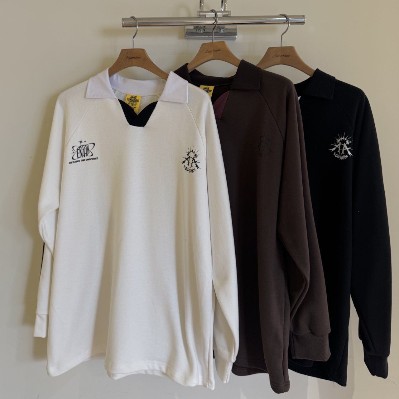 反領英文字圖案長袖衫 BY-447T