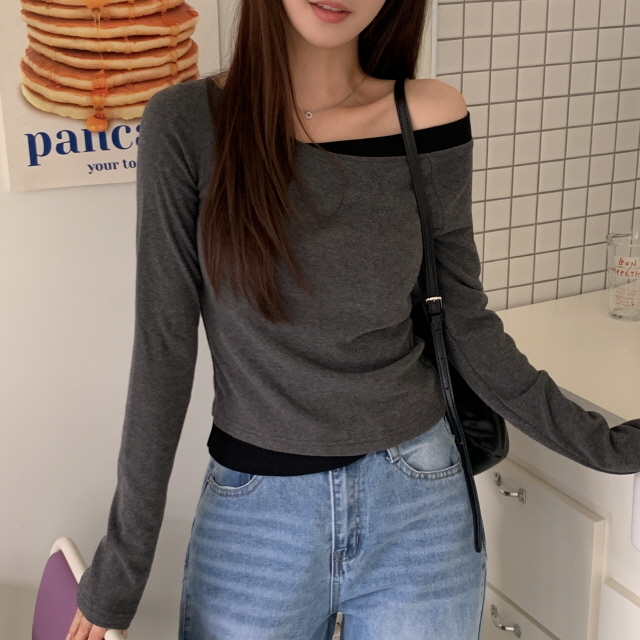 【優惠價預訂】韓國不對稱拼色露肩長袖上衣（3色）