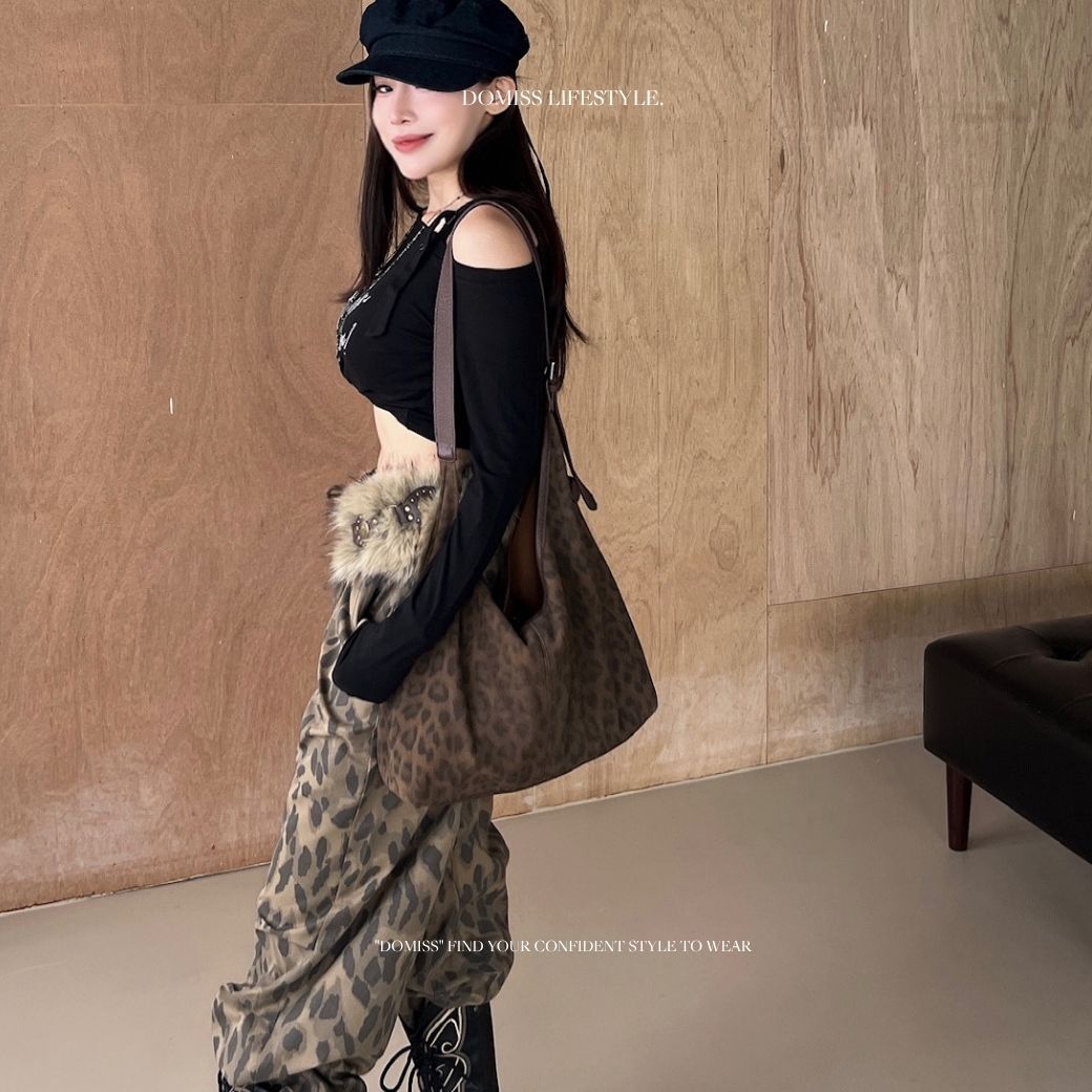 【設計感印花長T】DOMISS斜肩長袖上衣 寬鬆上衣-4色(現貨)