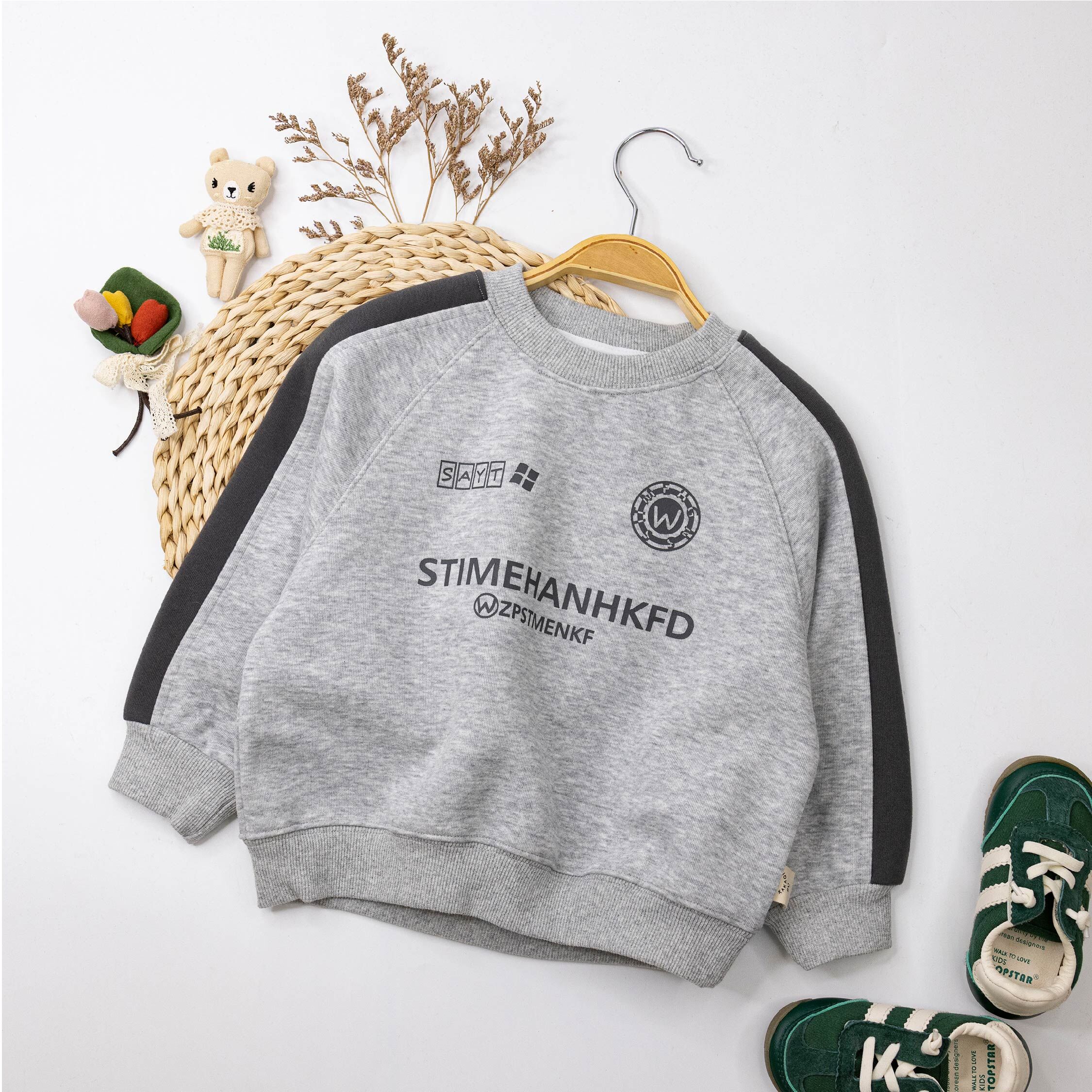 【H55464】藝術字母徽章拚色袖上衣