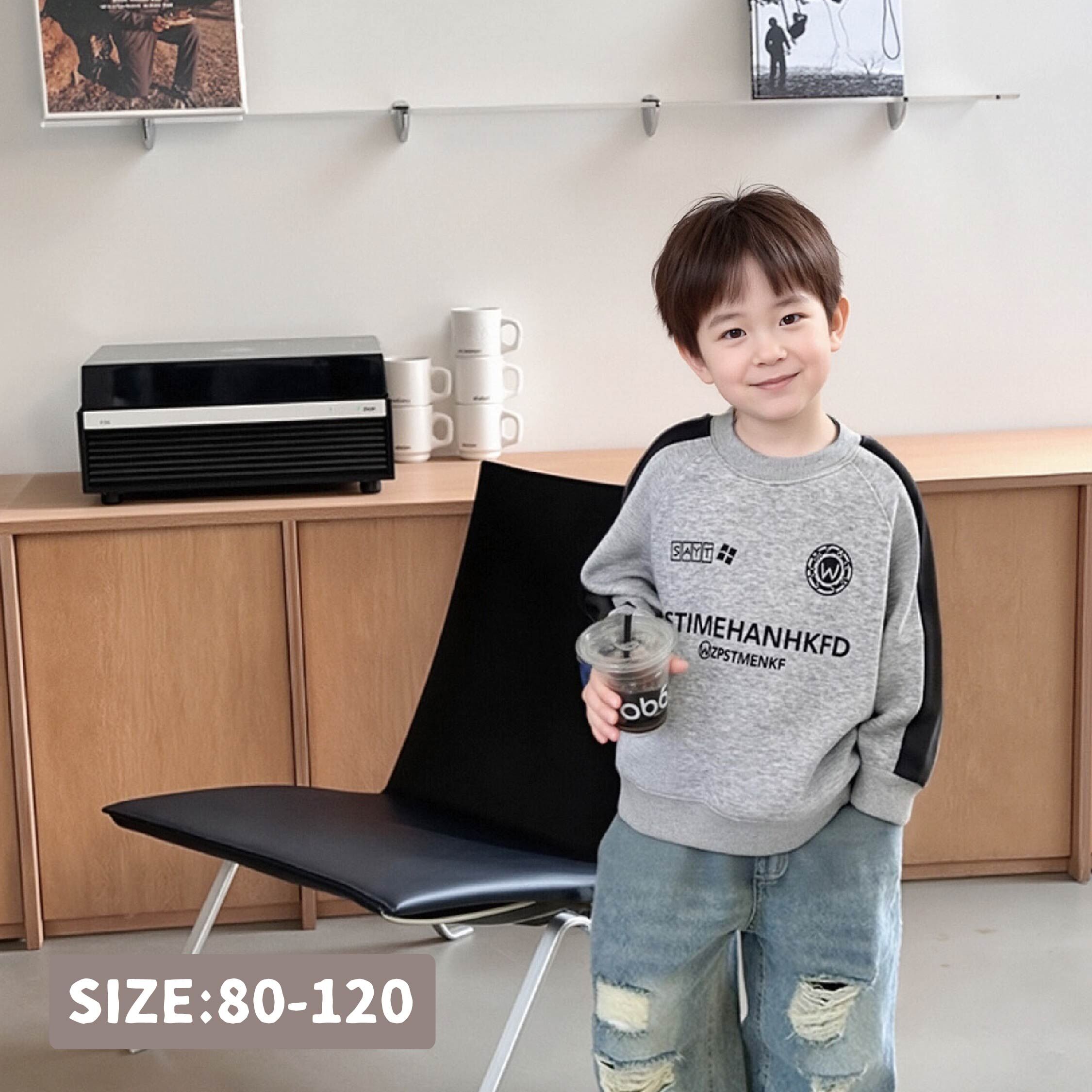 【H55464】藝術字母徽章拚色袖上衣