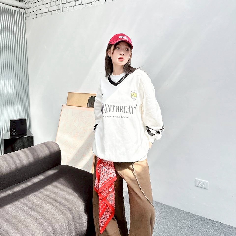 VIBRANT BREATH 美式復古 V領大學T