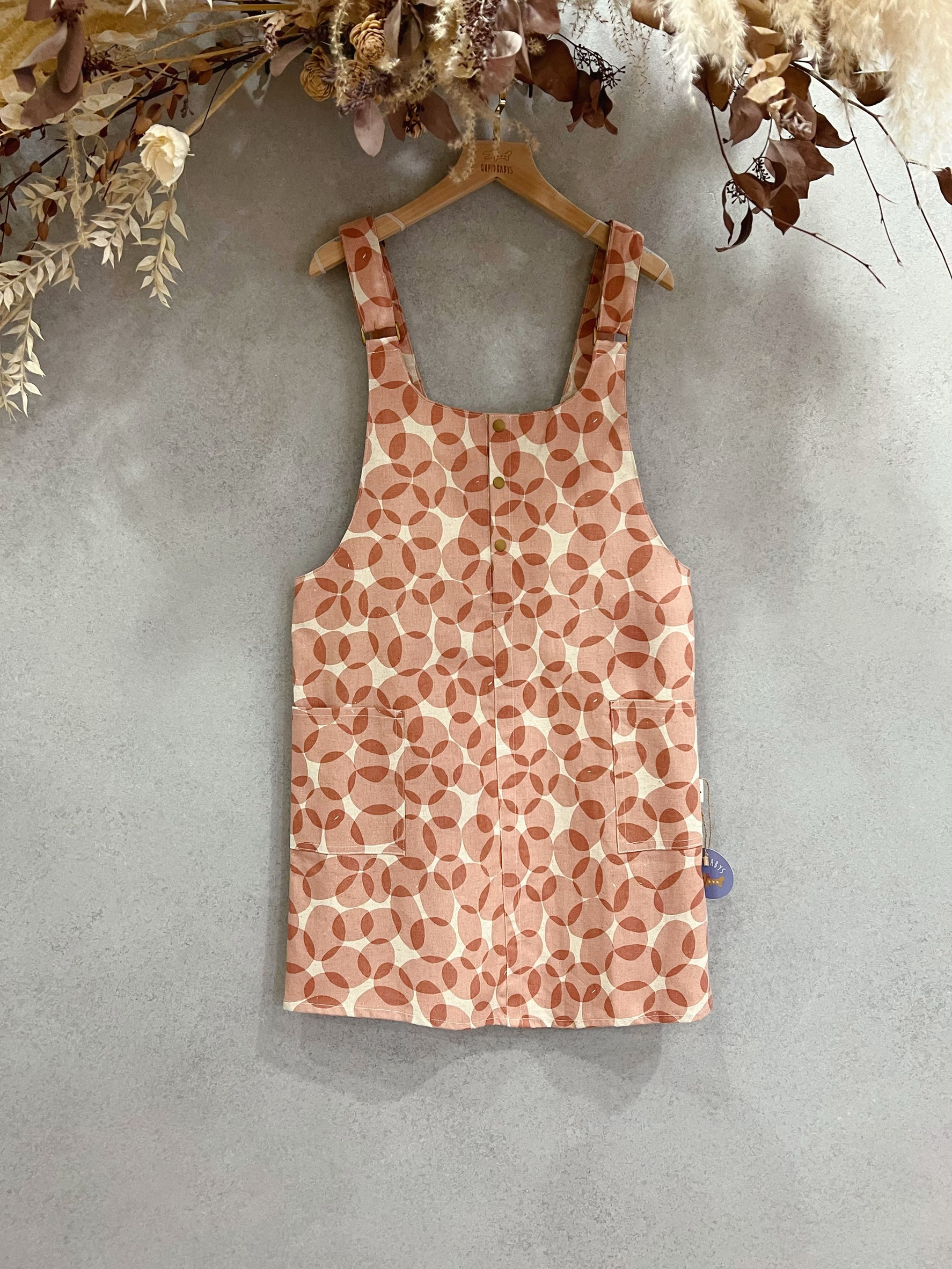 粉鵝卵石 媽咪大U吊帶短裙