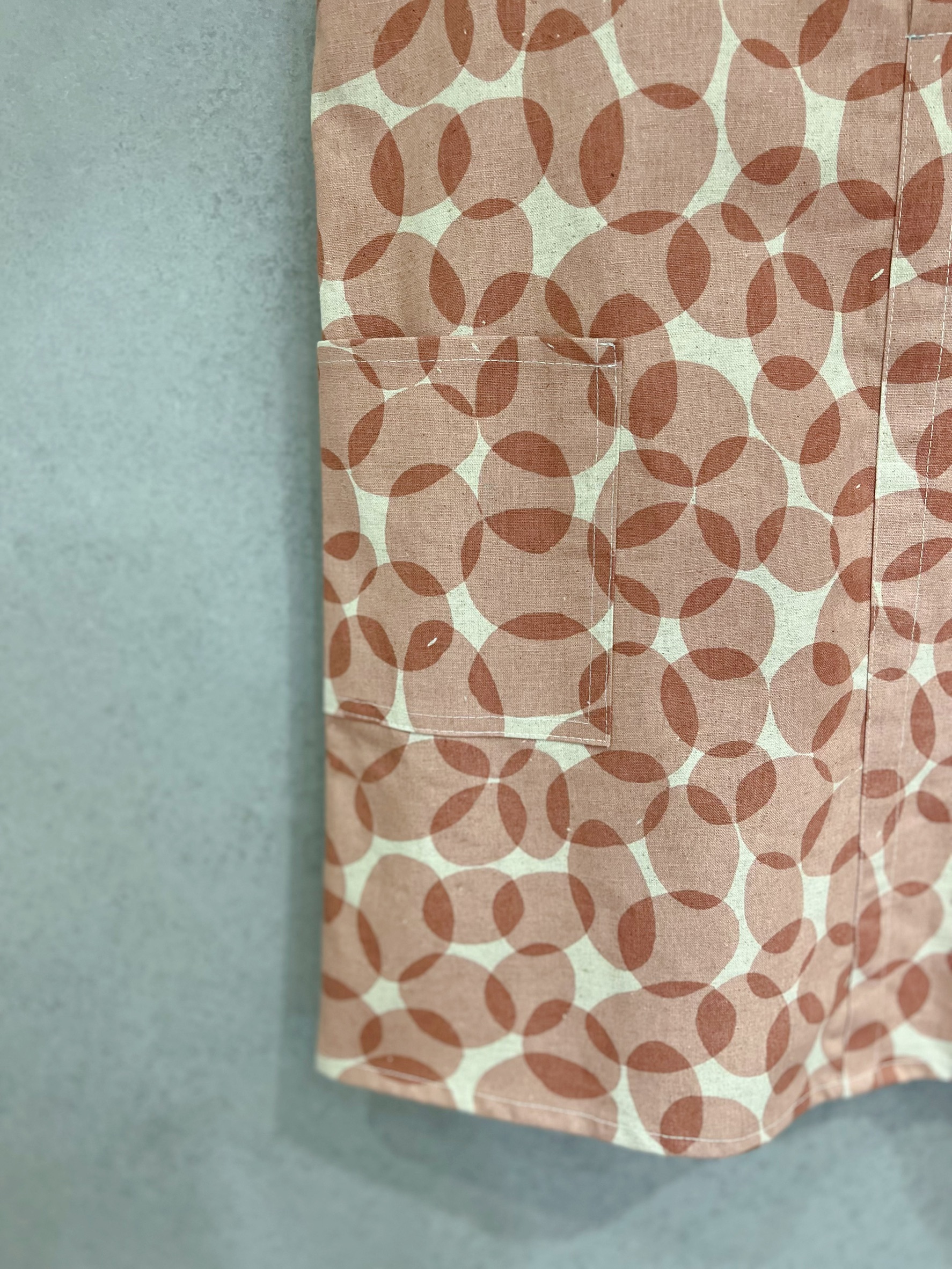 粉鵝卵石 媽咪大U吊帶短裙