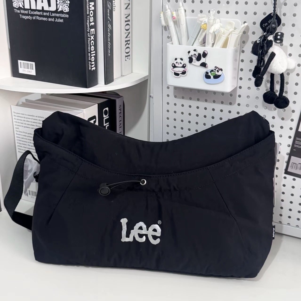 LEE 肩背包 大容量 防潑水 抽繩 帆布 斜背包 雲朵包 4種顏色