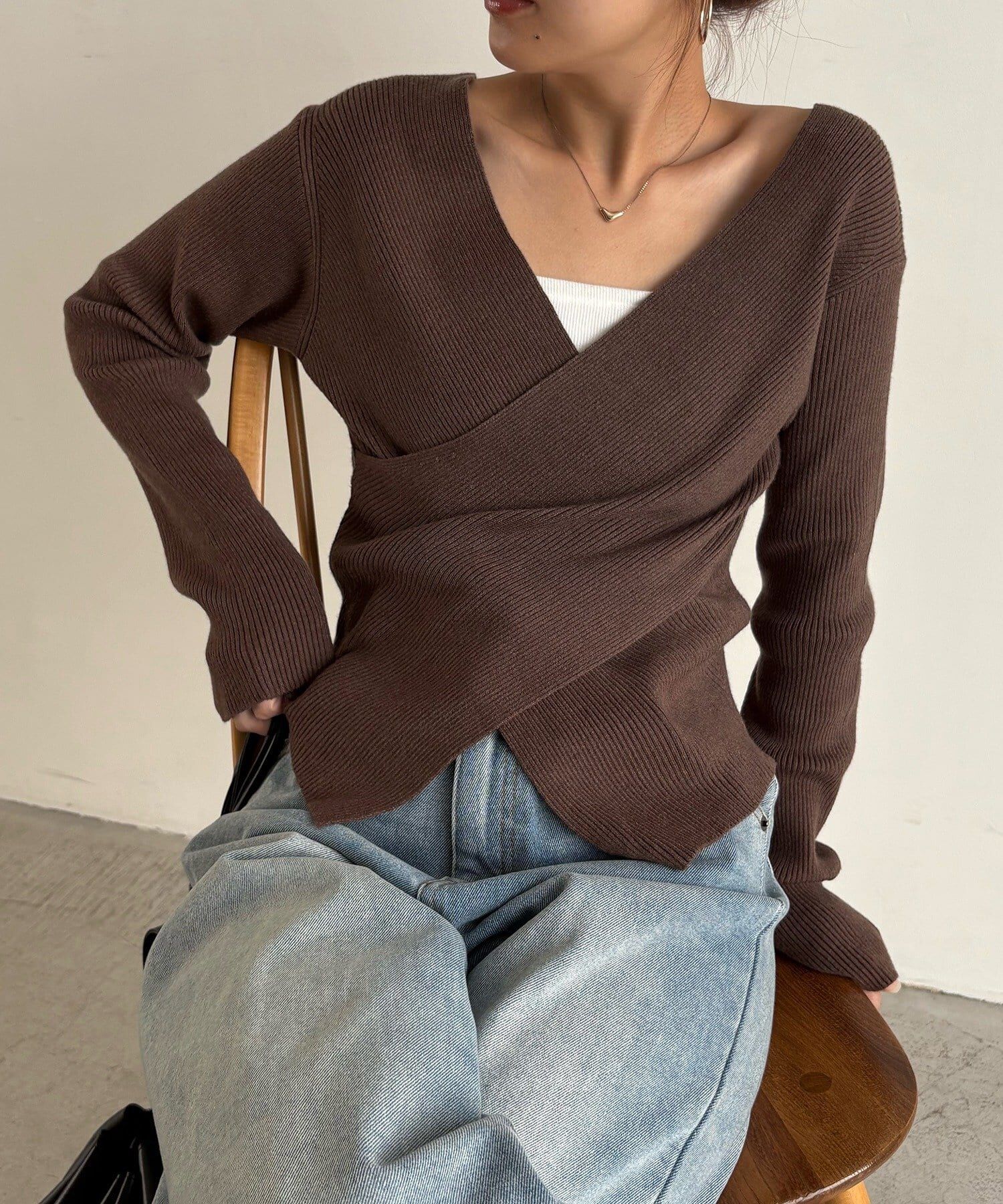 CAPRICIEUX LE'MAGE(カプリシュレマージュ)  【華奢見えが叶う】クロスVネックニット摩卡（LEZ1052305A0007）