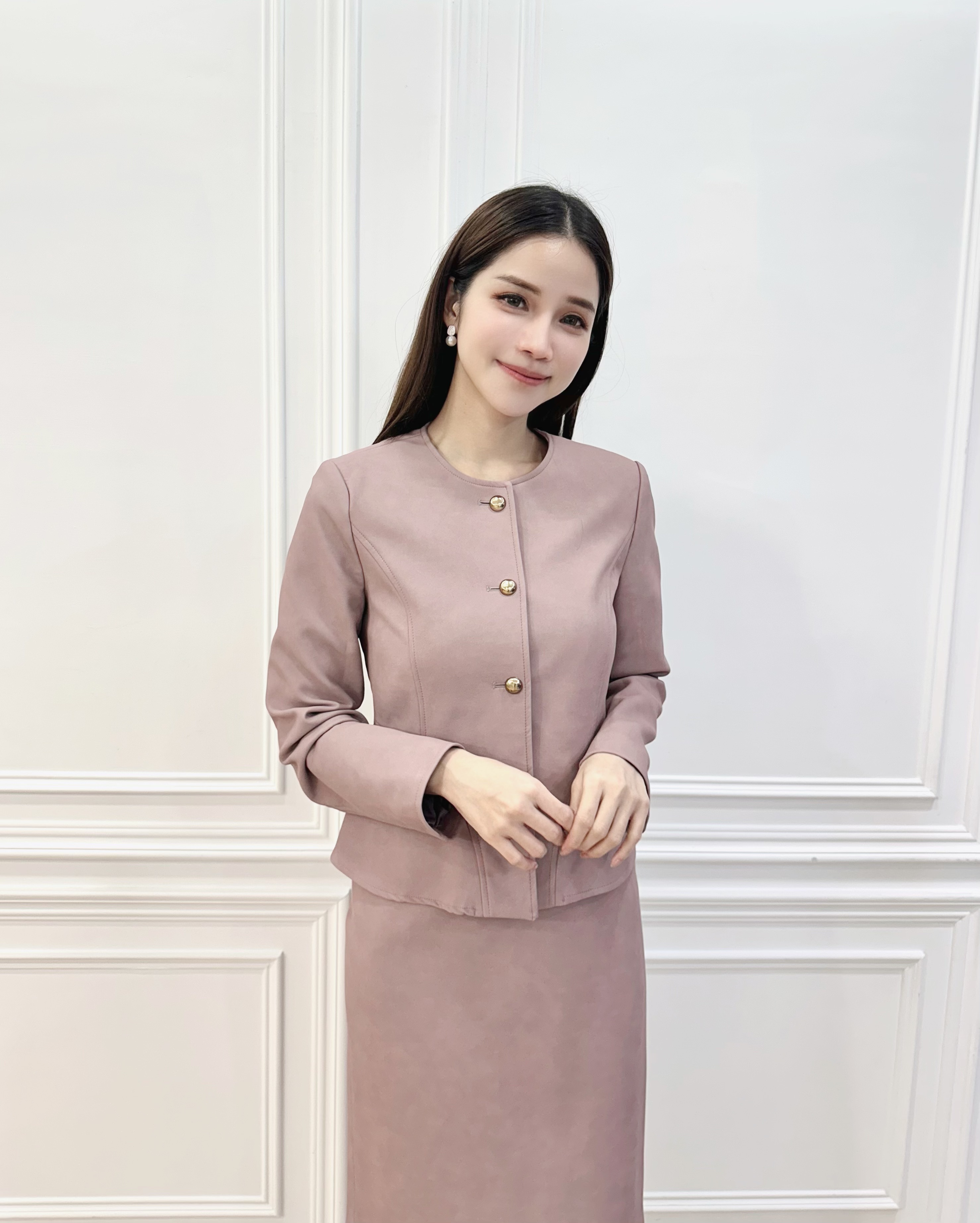 麂皮玫粉金釦圓領套裝