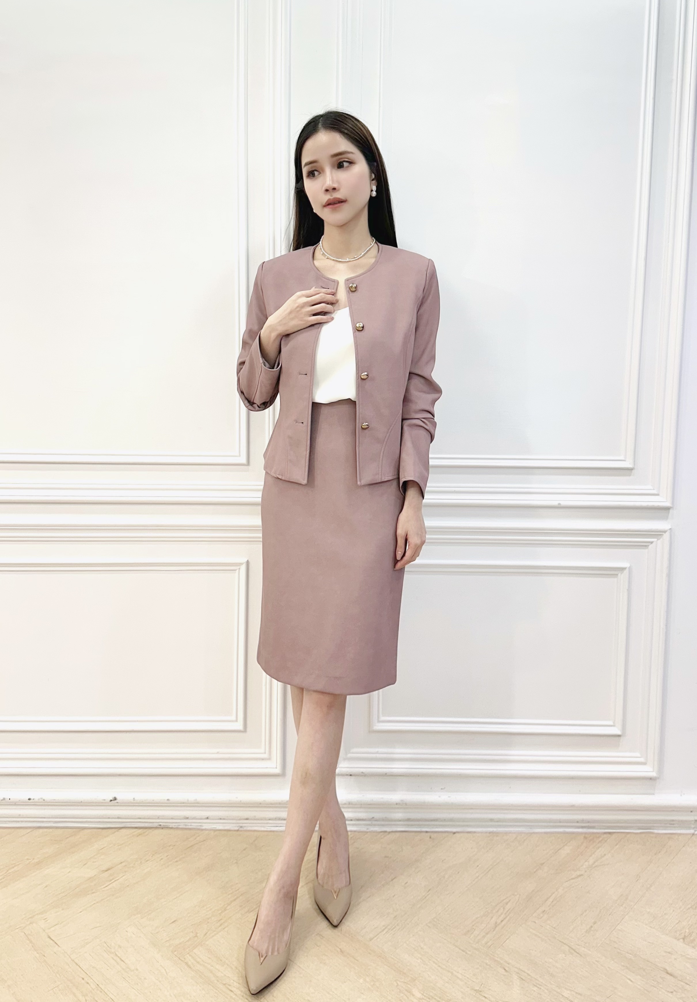 麂皮玫粉金釦圓領套裝