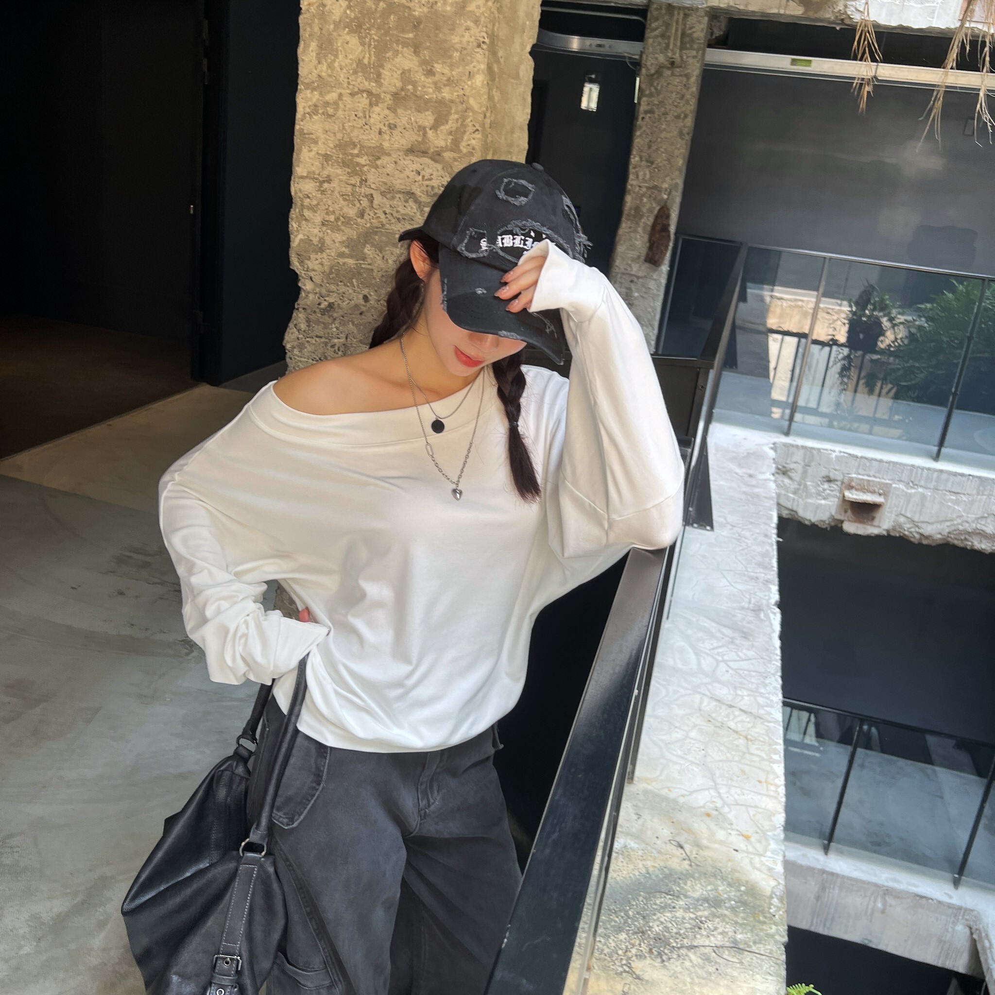 ISA_極簡魅力! 不費力慵懶感日常寬鬆斜肩上衣_59017