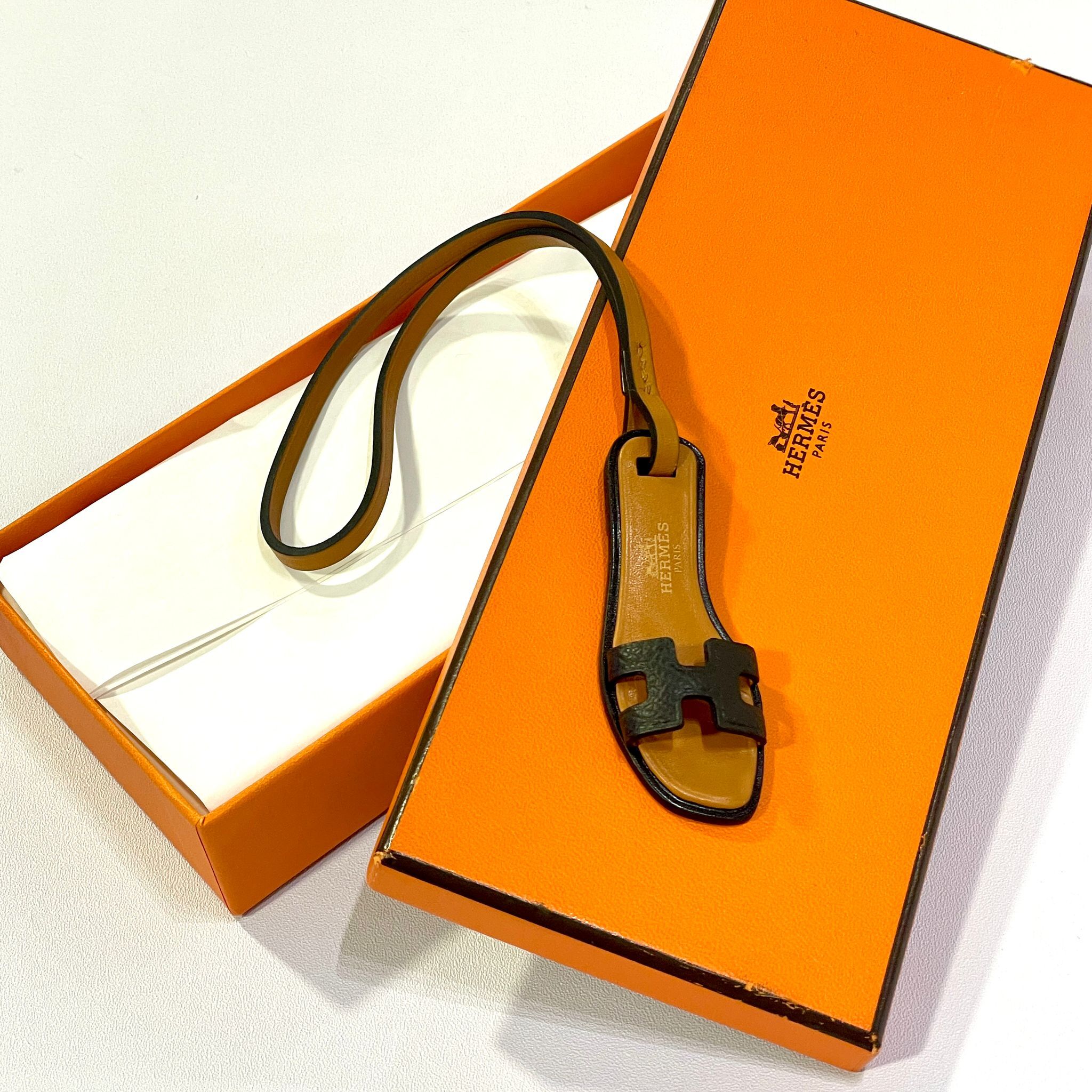 全新HERMES拖鞋掛飾 ORAN NANO CHARM手袋吊飾(黑色x金棕)  #BRAND NEW#香榭站正品