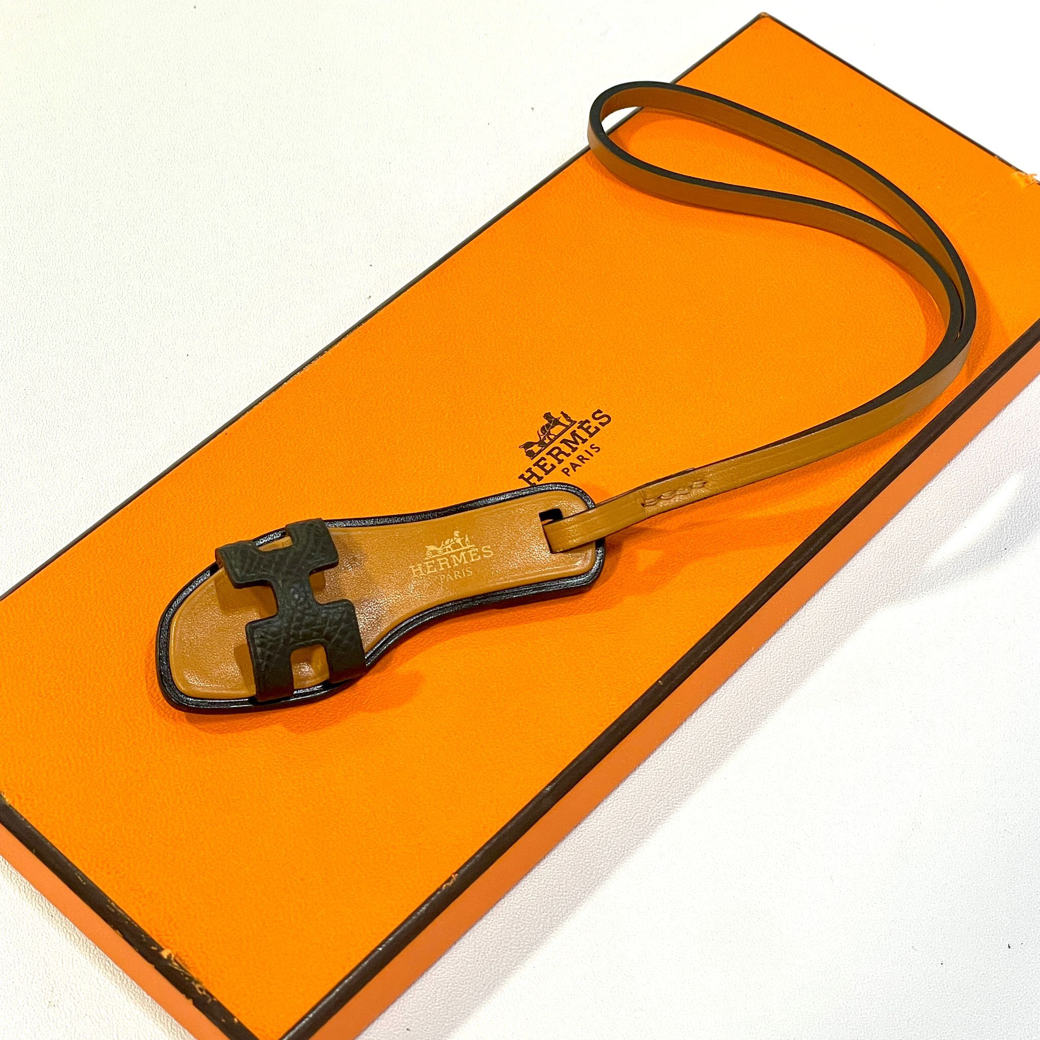 全新HERMES拖鞋掛飾 ORAN NANO CHARM手袋吊飾(黑色x金棕)  #BRAND NEW#香榭站正品