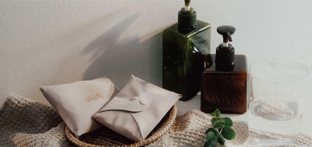 布衛生棉和瓶子放在桌上