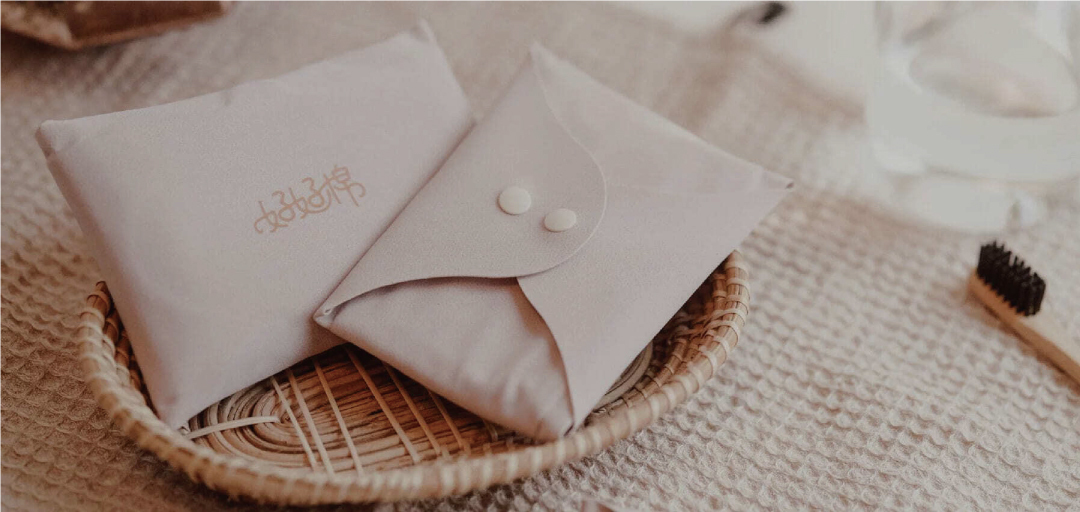 布衛生棉放在桌上