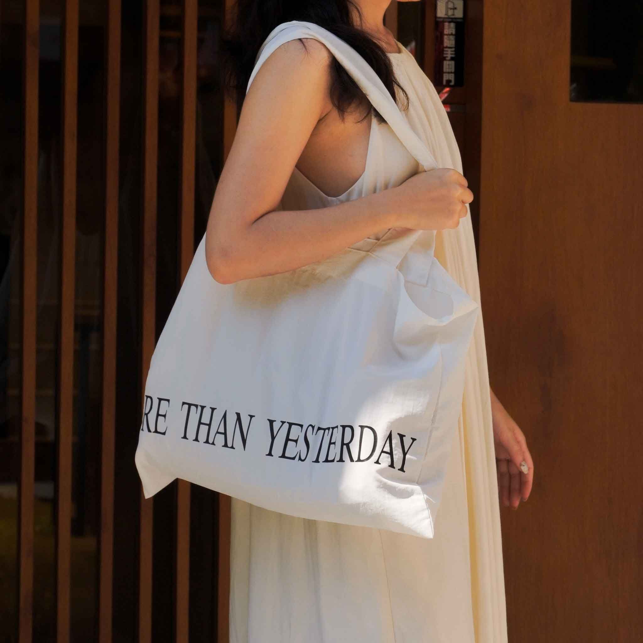 more than yesterday 字母托特包 兩色售