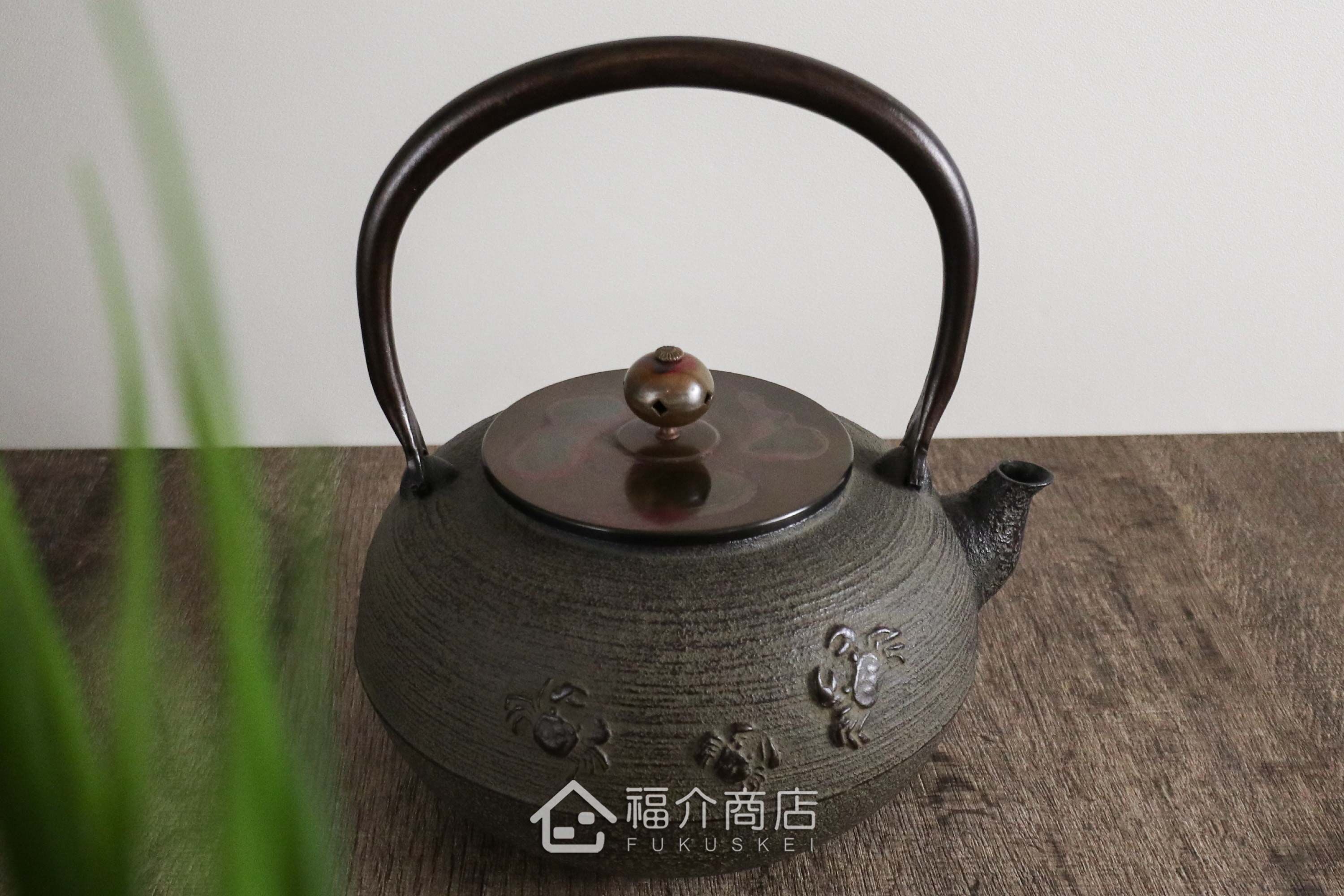 煮水泡茶用壺身有螃蟹造型的日本鐵壺