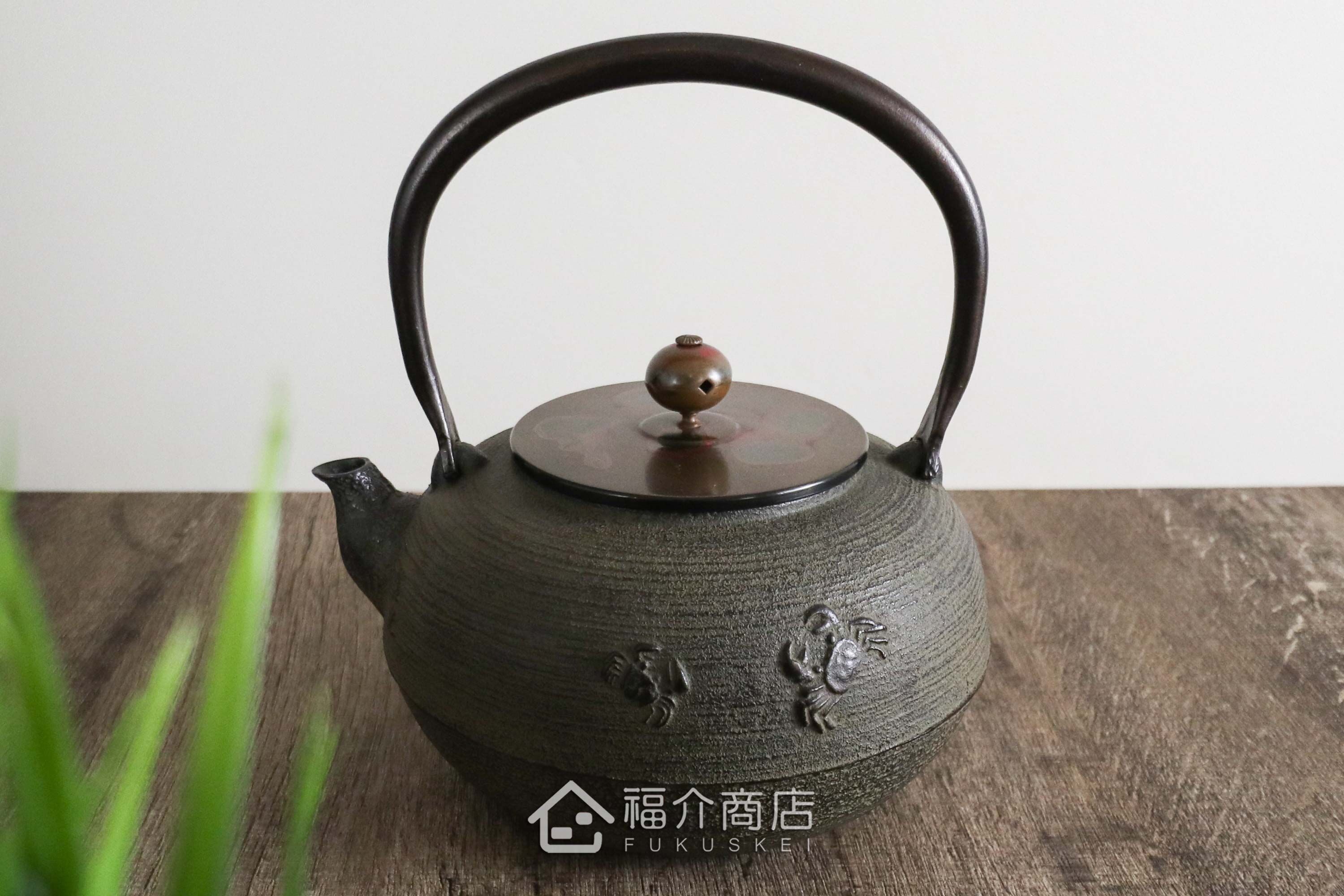 煮水泡茶用壺身有螃蟹造型的日本鐵壺