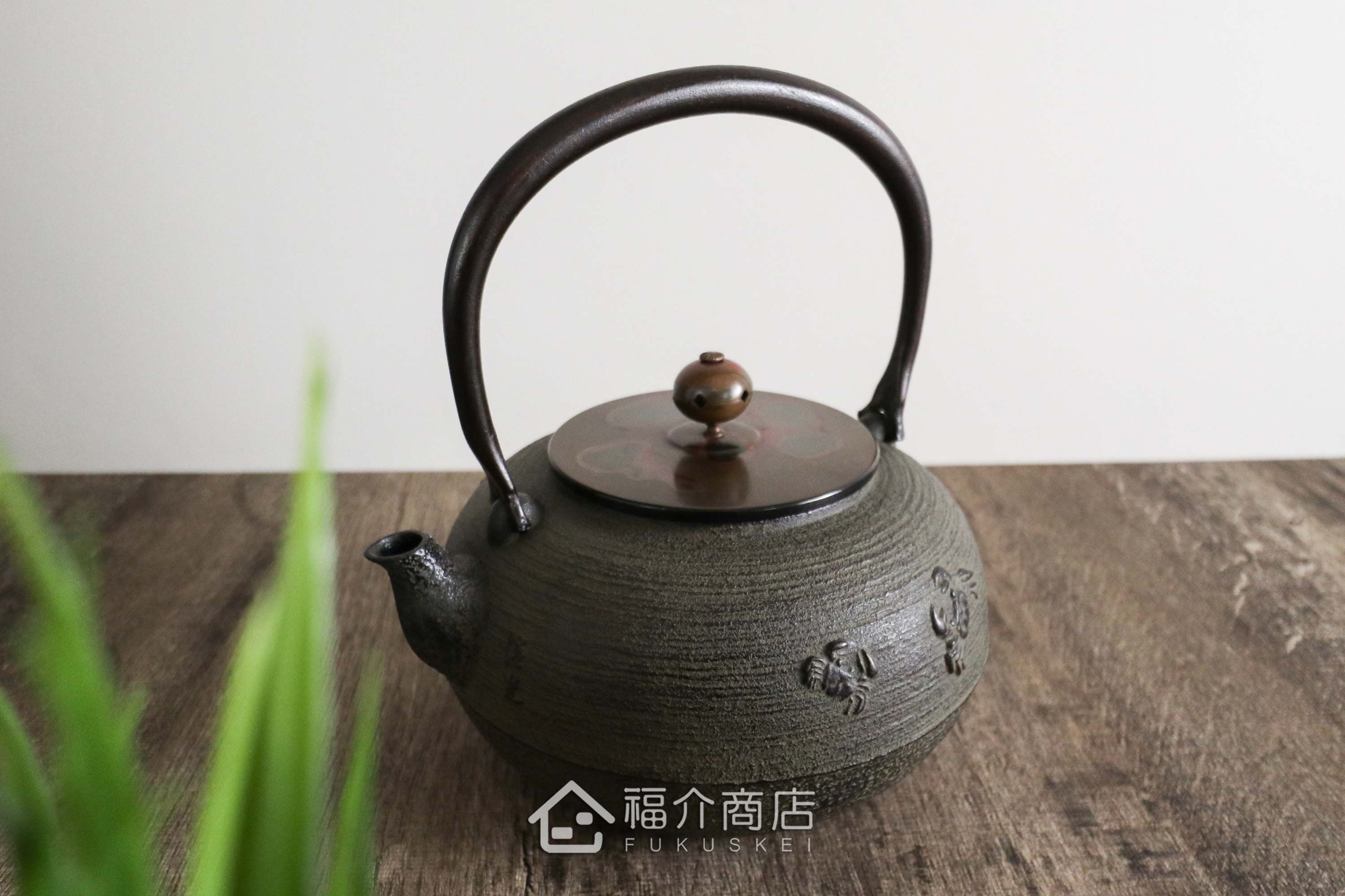 煮水泡茶用壺身有螃蟹造型的日本鐵壺