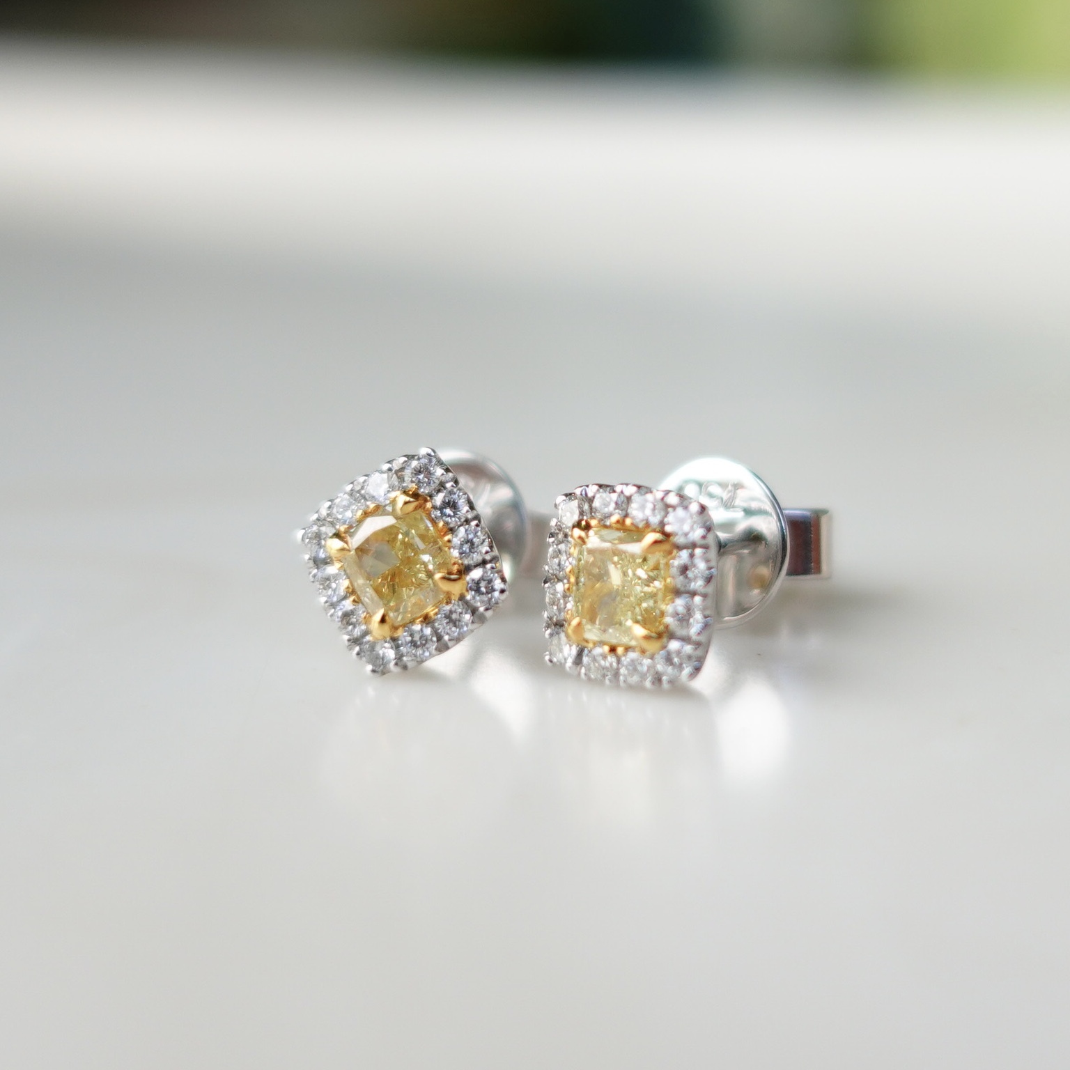 18K金天然彩黃鑽耳釘 - 枕形切割