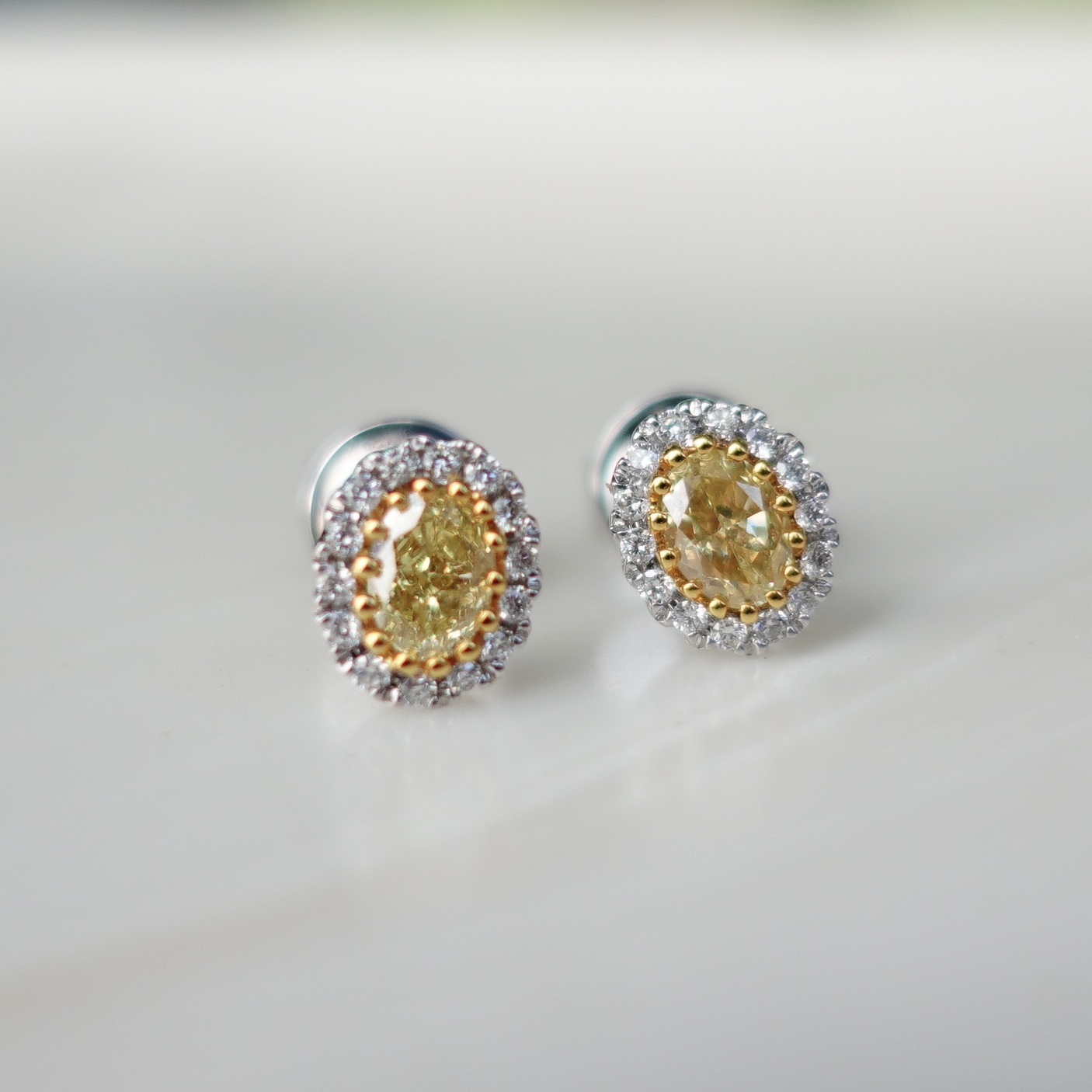 18K金天然彩黃鑽耳釘 -橢圓形切割