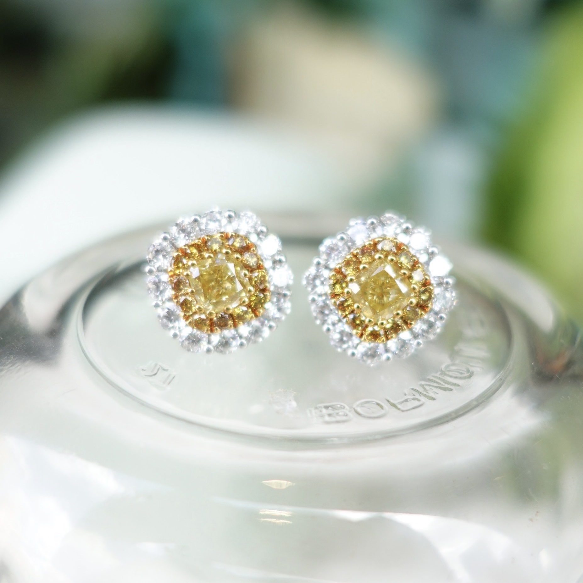 18K金彩黃鑽耳釘 - 枕形切割