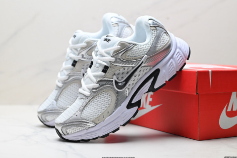 Nike V5 RNR係一款舒適、百搭、防滑、耐磨嘅低幫休閒鞋鞋面係用大網布設計，超透氣，夏天著都唔會悶熱，特別適合呢種天氣，中底係發泡膠物料，腳感特別舒服，行成日都唔會累腳，而且呢對鞋一年四季都可以著，無論日常休閒、慢跑抑或通勤，都可以輕鬆駕馭