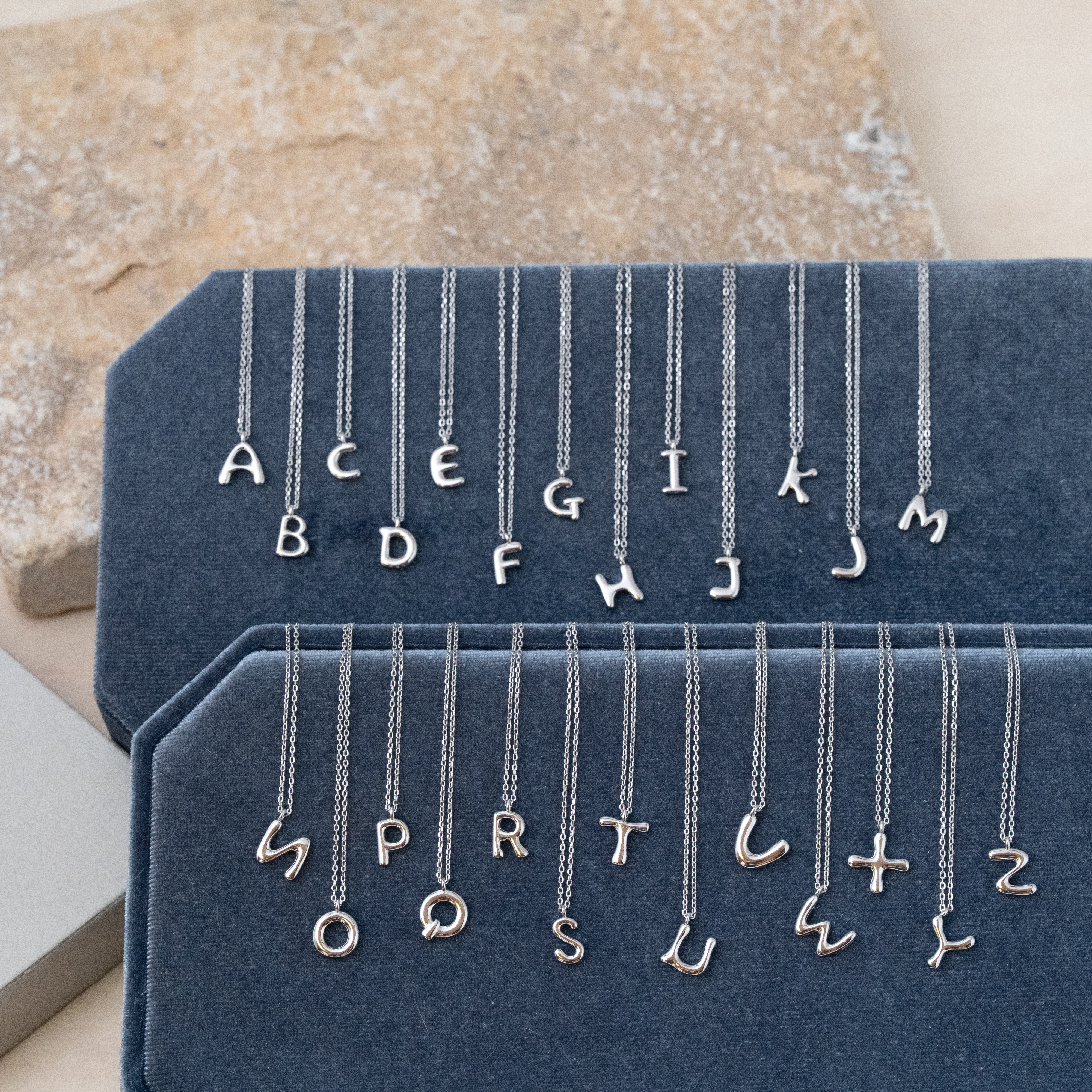 Svn22 (英文字母頸鏈）