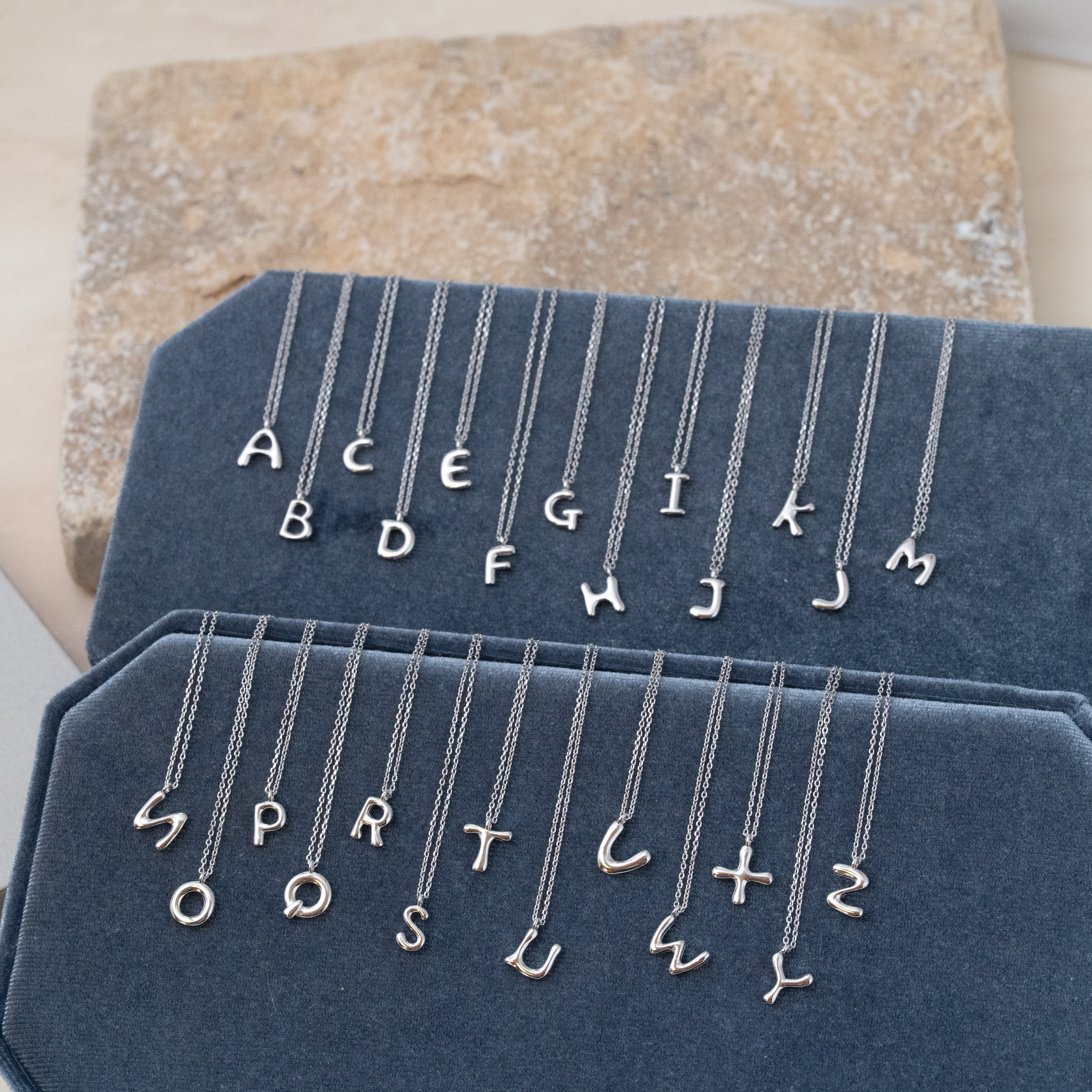 Svn22 (英文字母頸鏈）