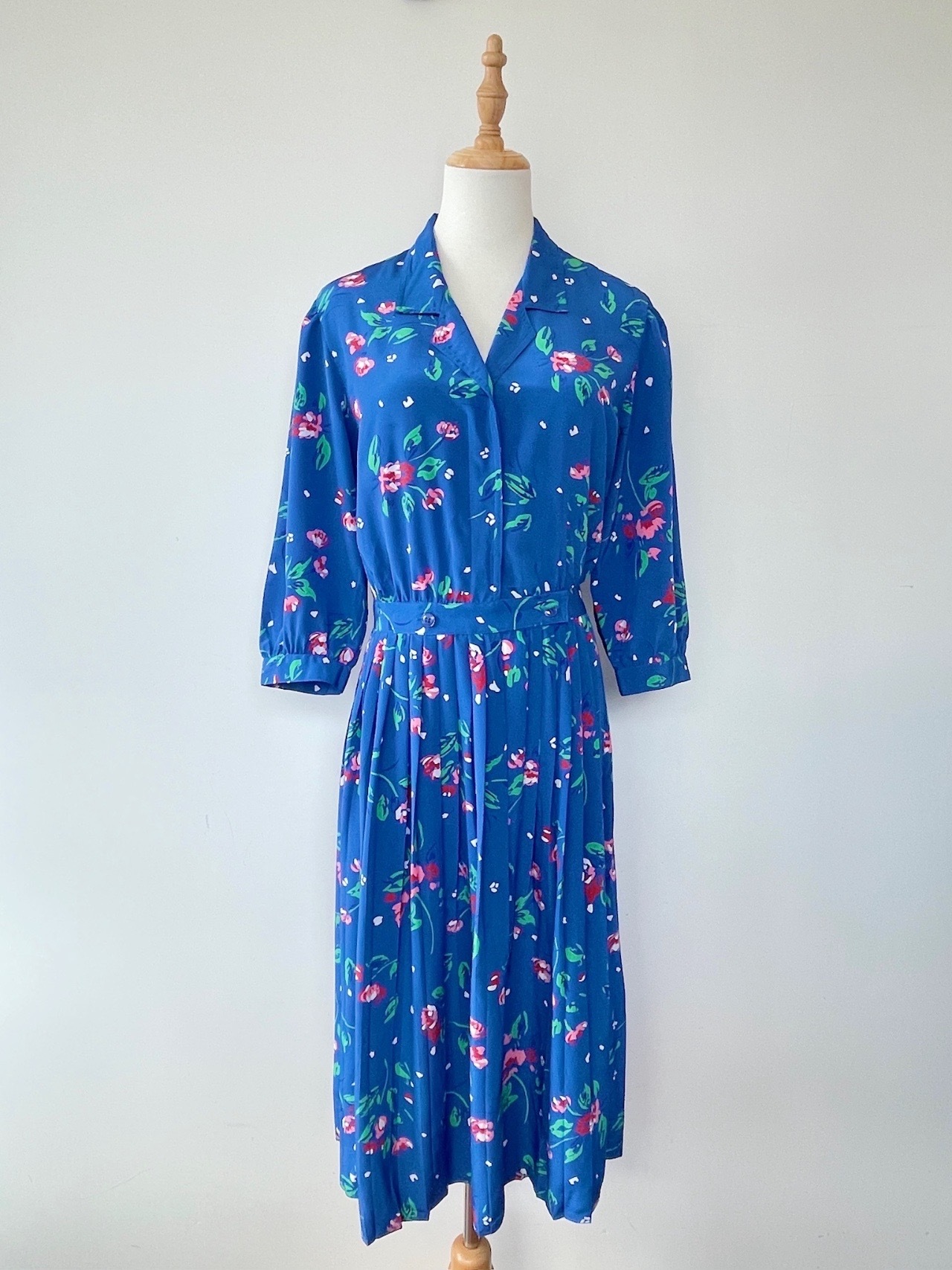 湖畔紅花中袖連身裙