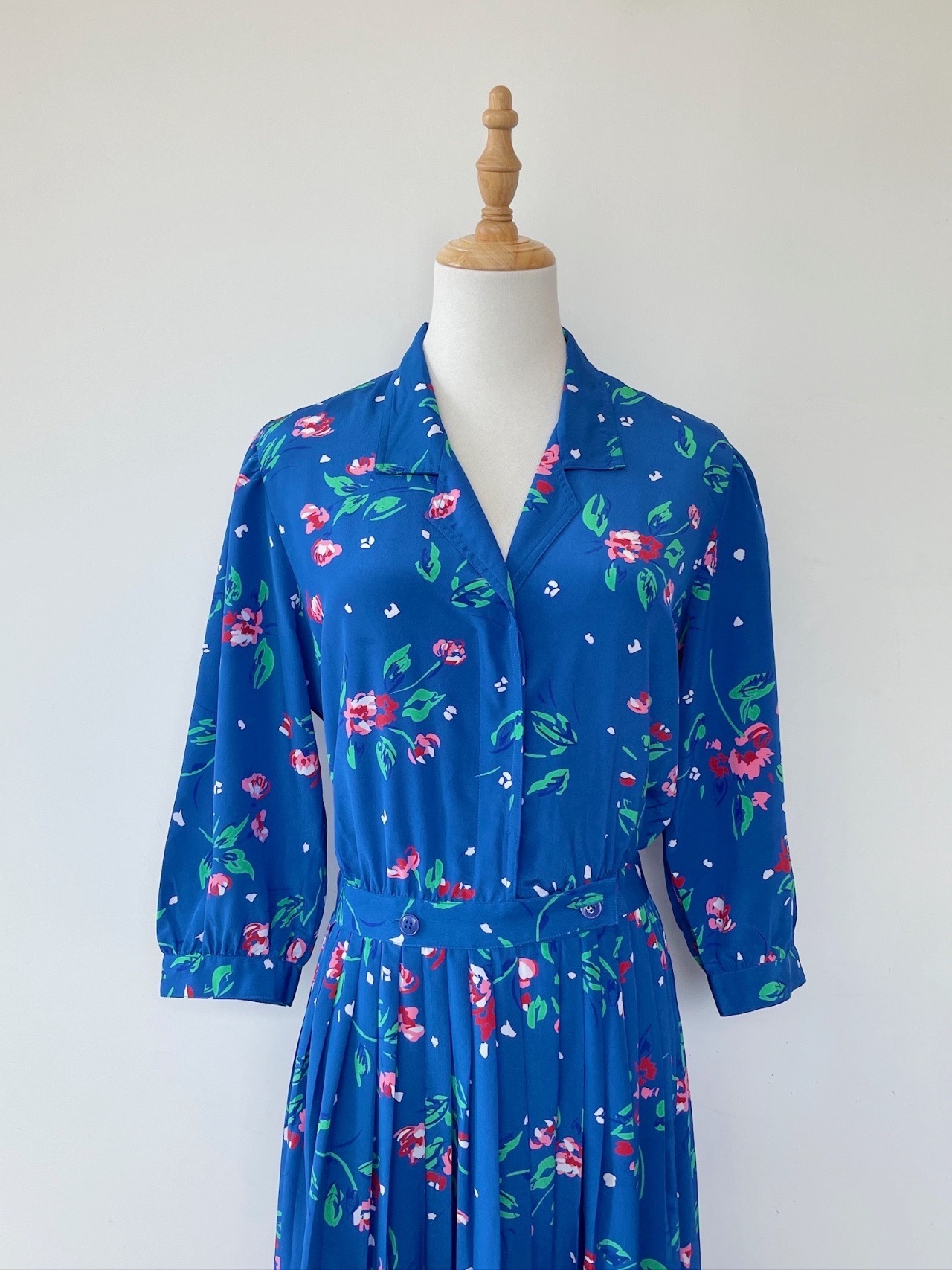 湖畔紅花中袖連身裙