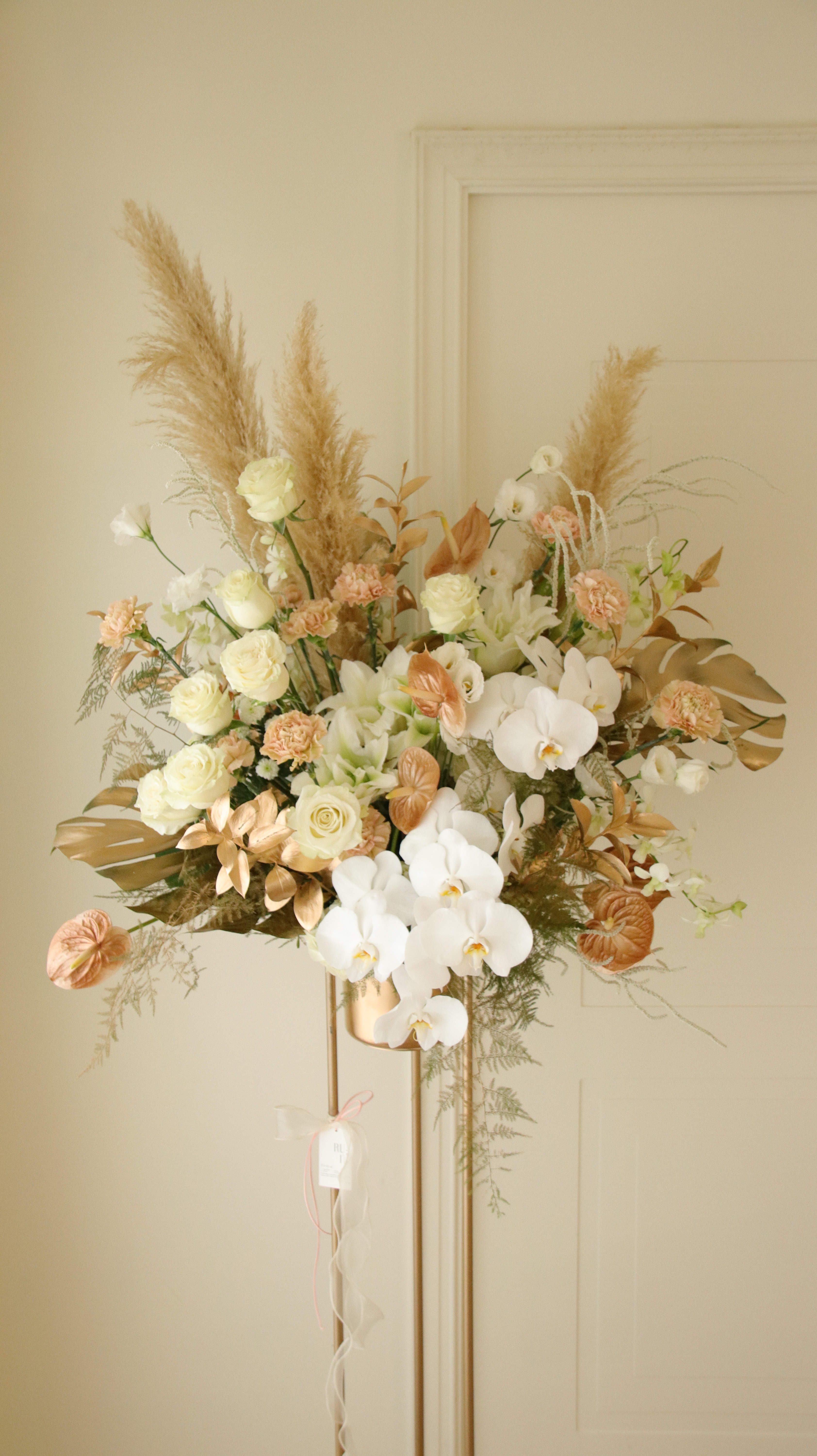鎏金盛宴- 白金色系頂級鮮花高架花籃