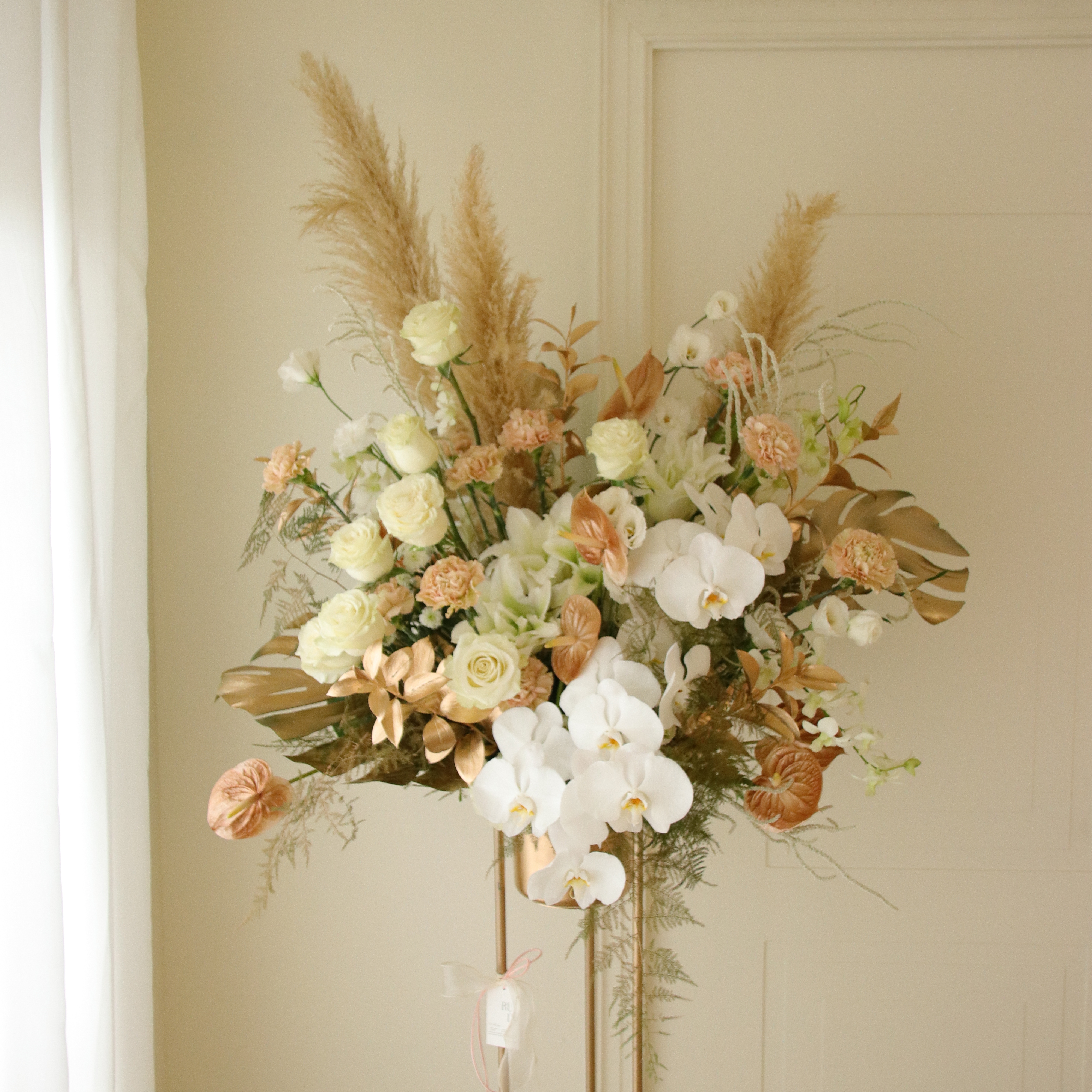 鎏金盛宴- 白金色系頂級鮮花高架花籃