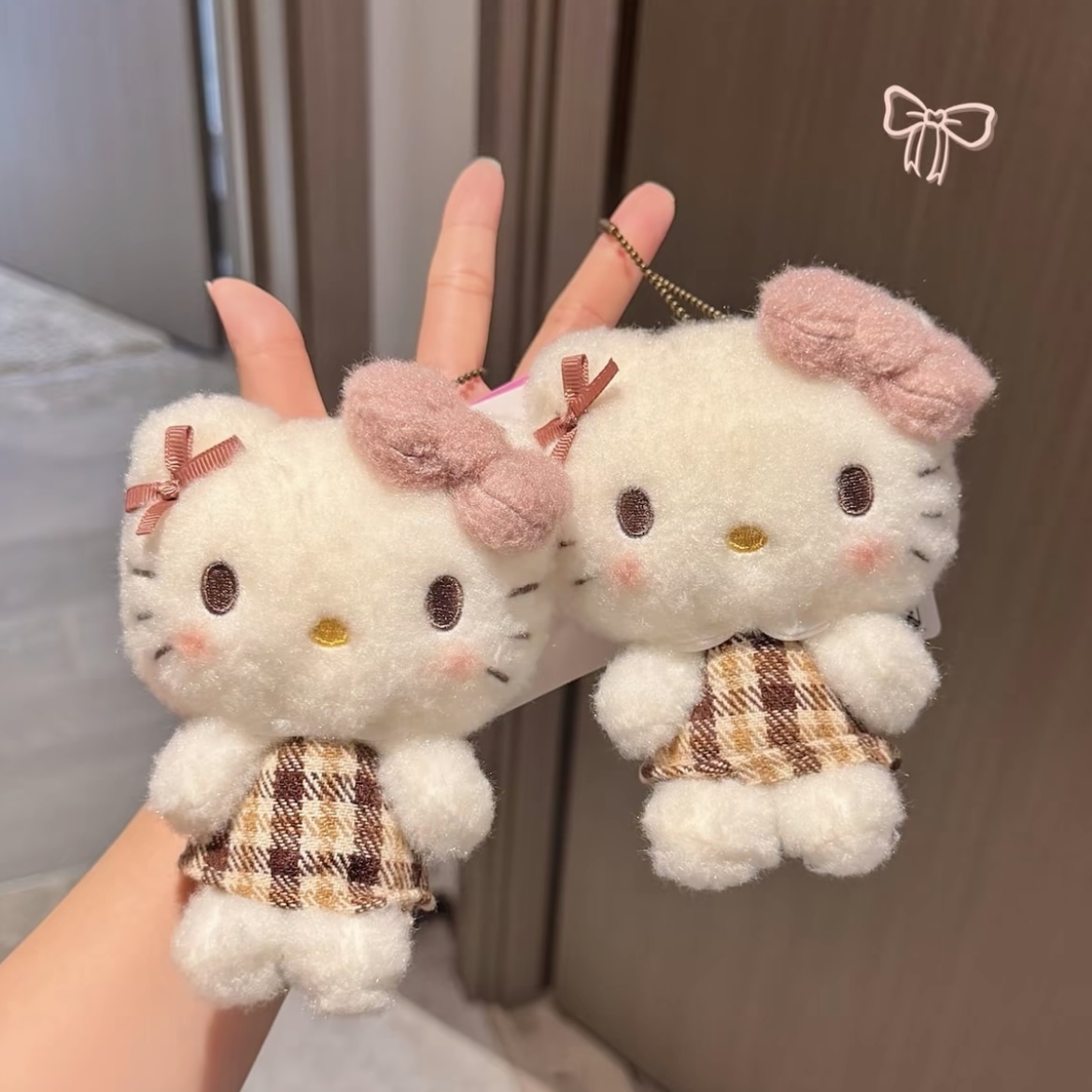 三麗鷗  SANRIO KITTY 摩卡格紋 秋冬 毛茸茸 粉色蝴蝶結 凱蒂貓 絨毛吊飾