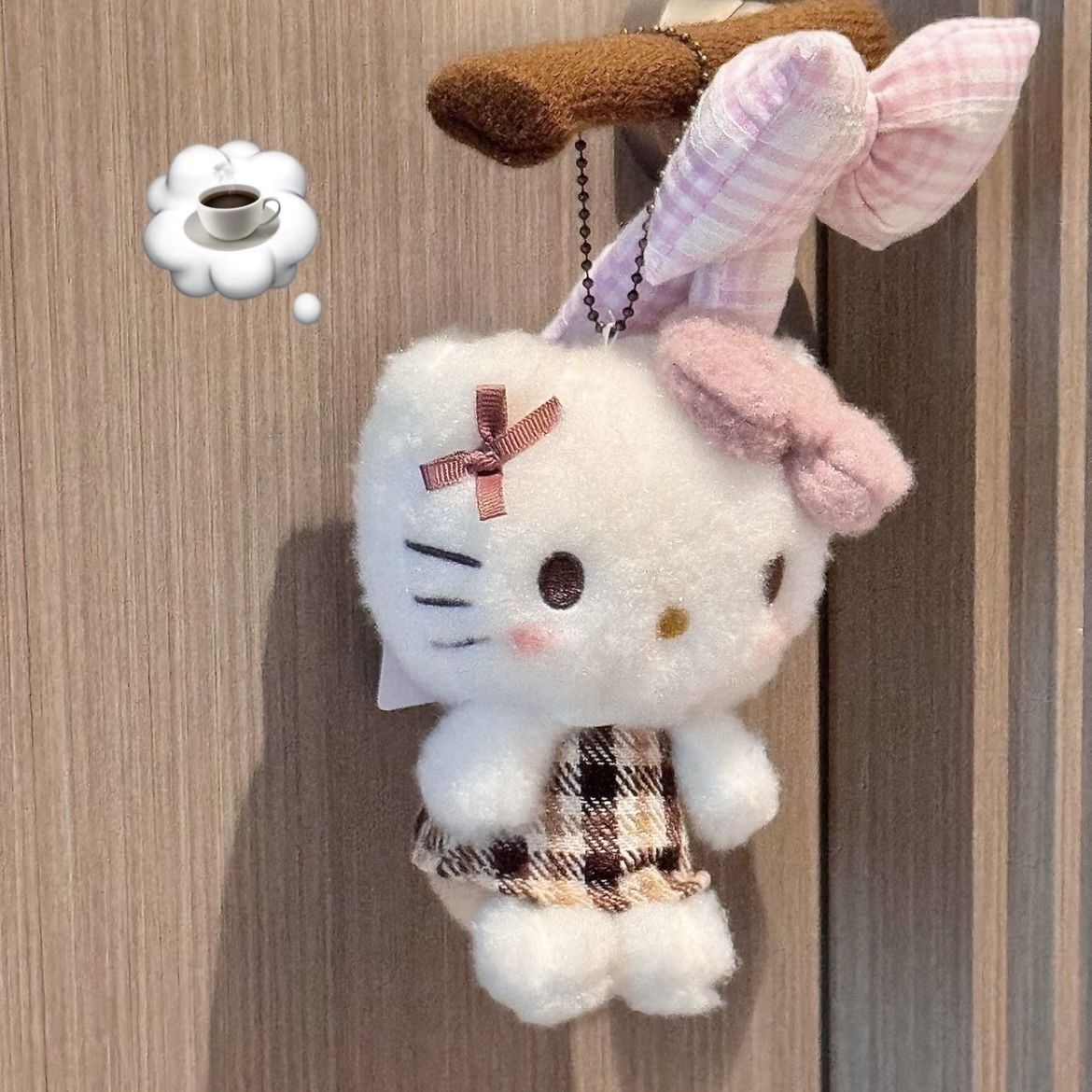 三麗鷗  SANRIO KITTY 摩卡格紋 秋冬 毛茸茸 粉色蝴蝶結 凱蒂貓 絨毛吊飾