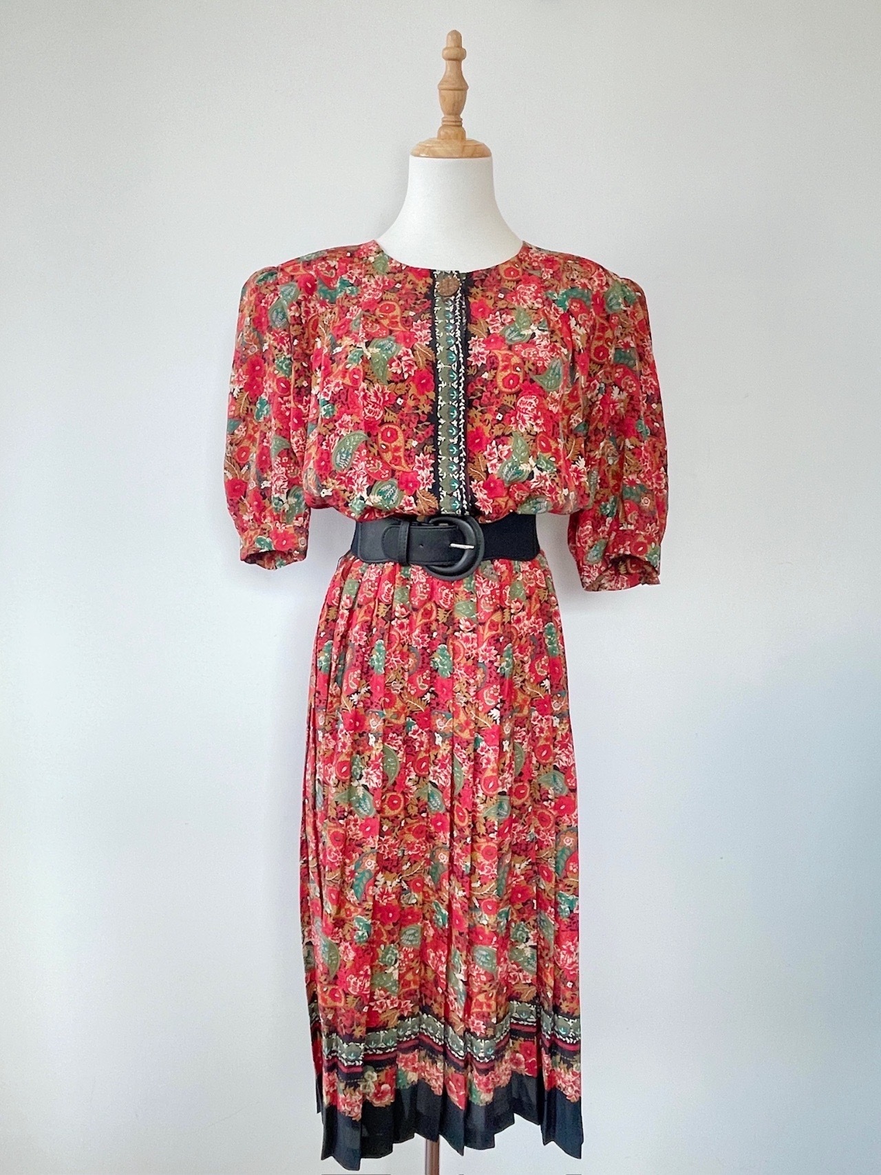 橙紅色陽下共舞腰果花中袖連身裙