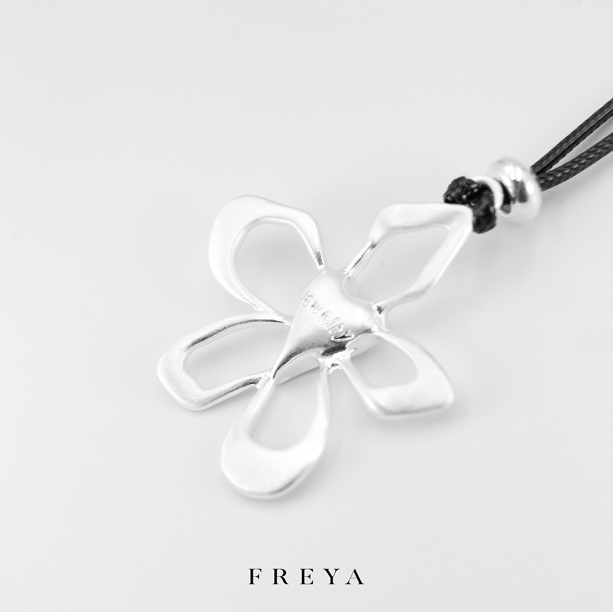 FREYA  簍空花瓣黑繩鍊