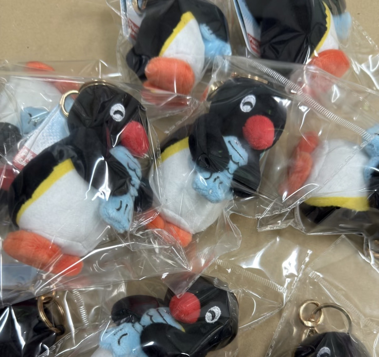 韓國 PINGU 企鵝家族 抱小魚系列 吊飾