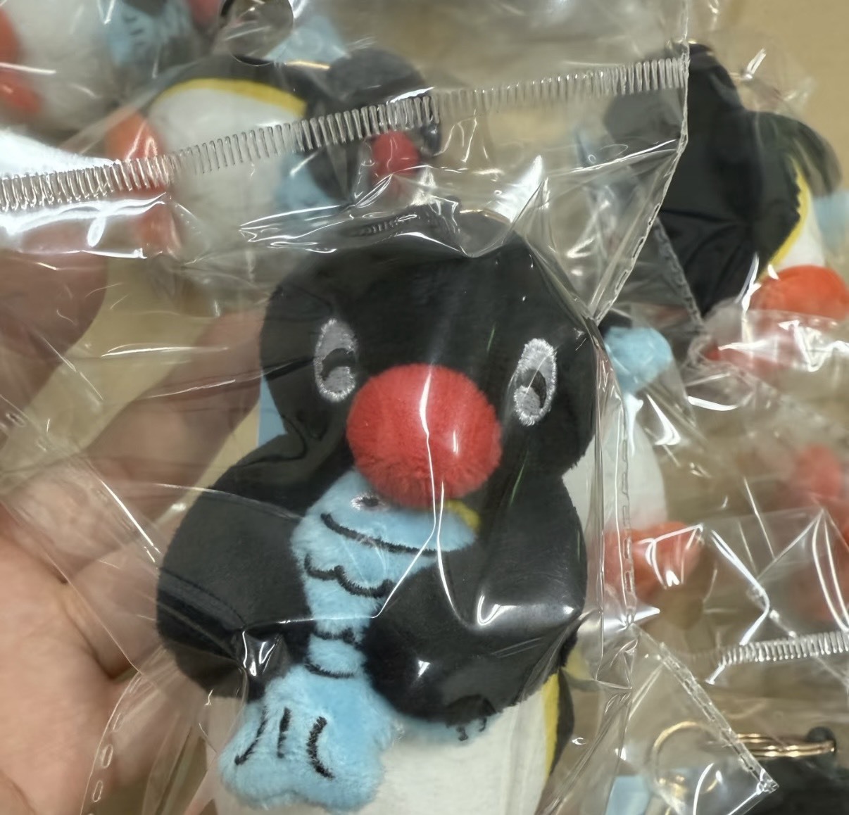 韓國 PINGU 企鵝家族 抱小魚系列 吊飾