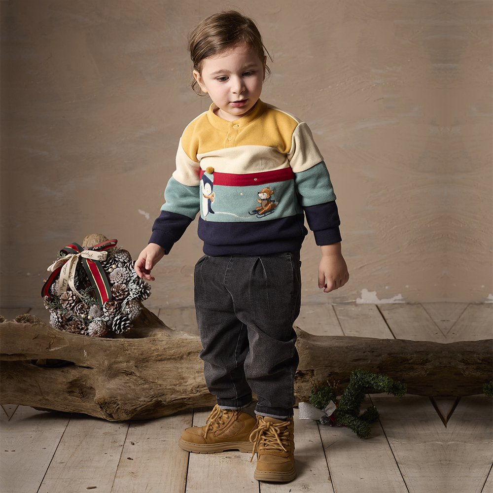 PIPPY 可愛小企鵝與小狐狸玩雪趣拼接條紋小立領長袖上衣 藍