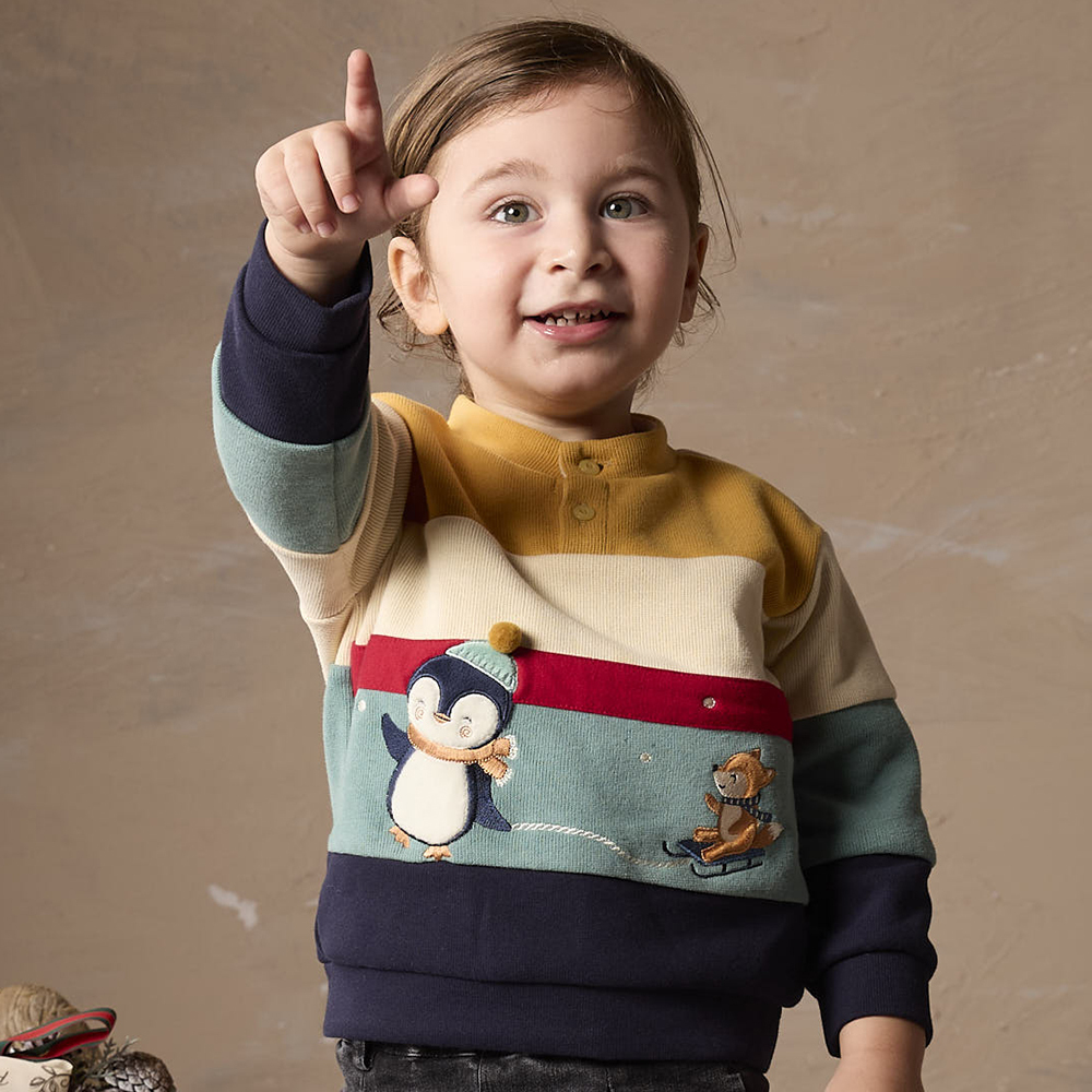 PIPPY 可愛小企鵝與小狐狸玩雪趣拼接條紋小立領長袖上衣 藍