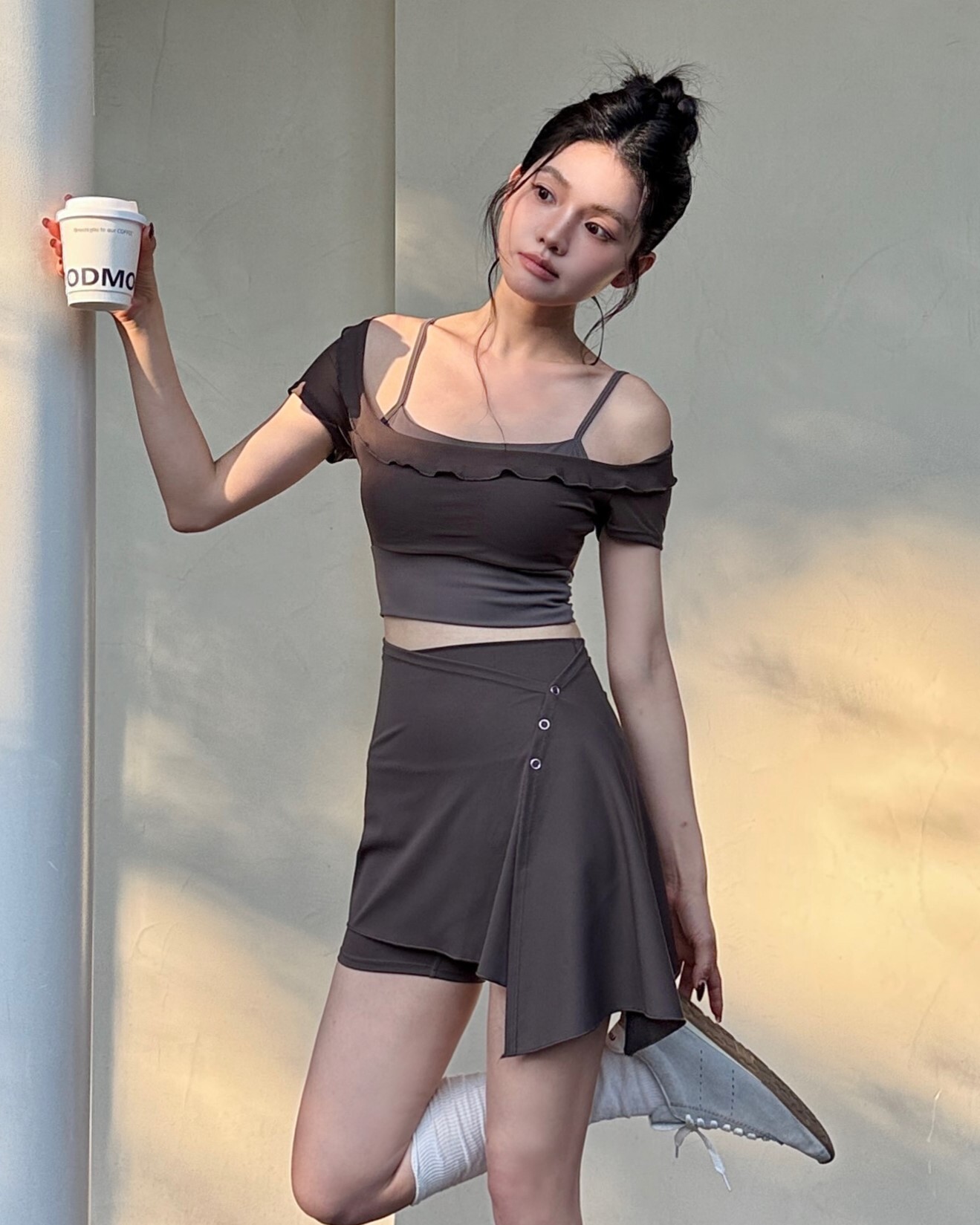 GLINT 花邊網紗兩件式上衣+Shift 一件兩穿/可拆式裙擺短褲(咖啡色)