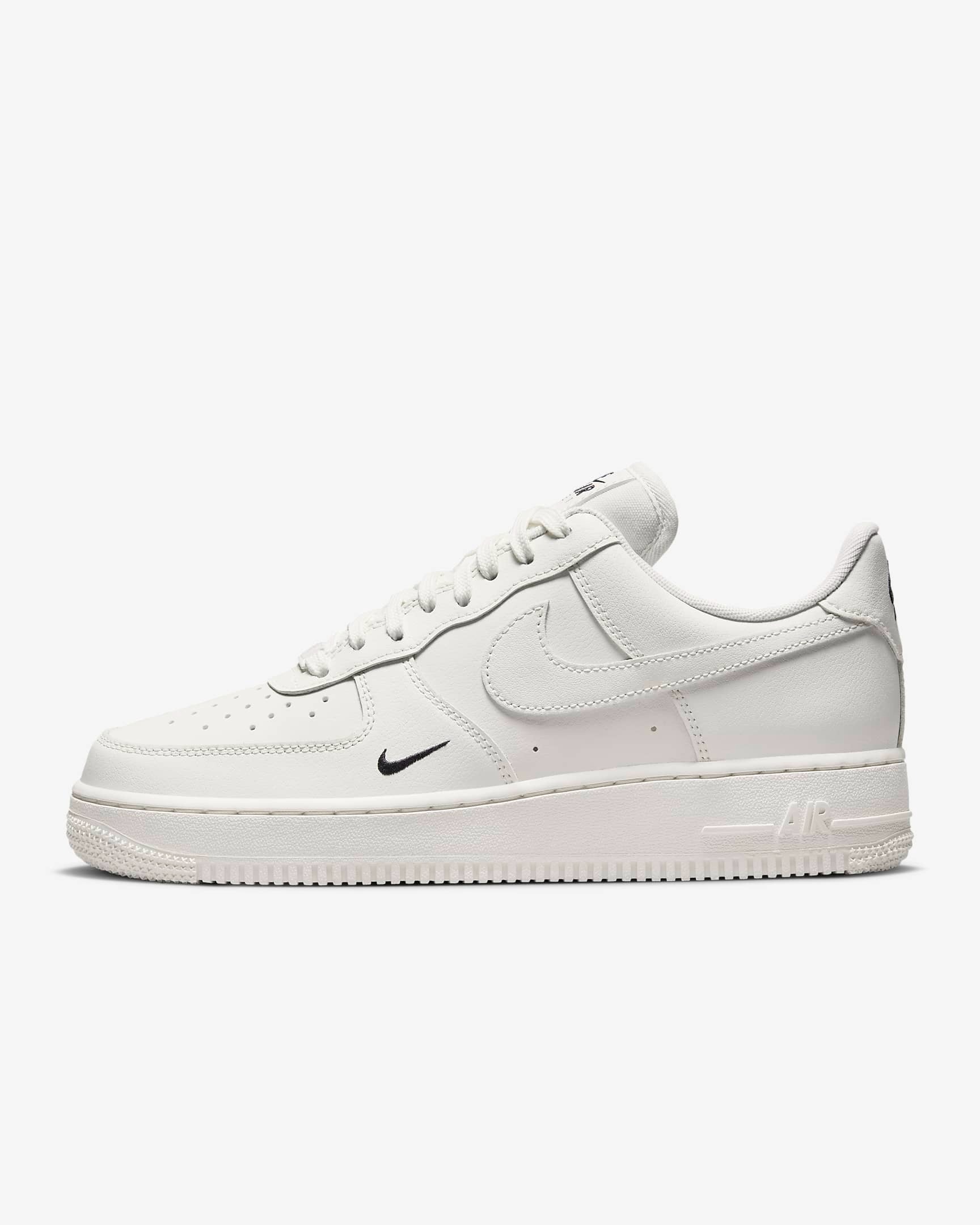 Nike Air Force 1 ’07 Essential 女鞋 刺繡小黑勾 奶油白 HF1058-133