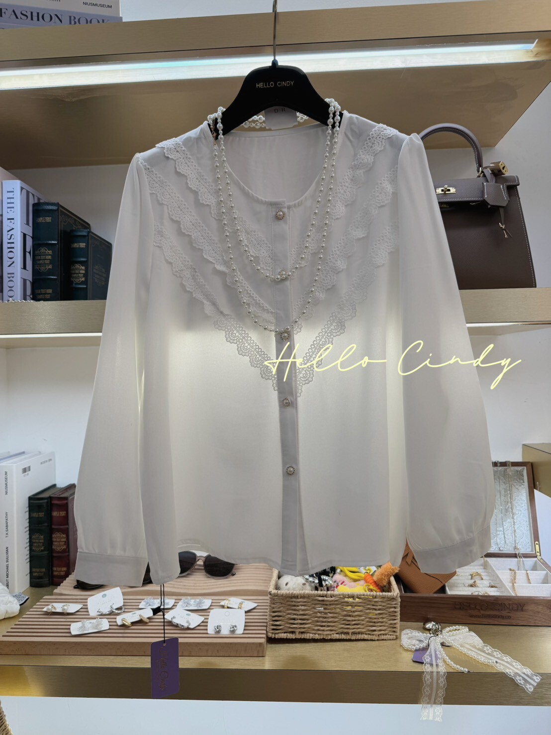 B10048 -豐滿女孩必買V領蕾絲珍珠扣雪紡上衣