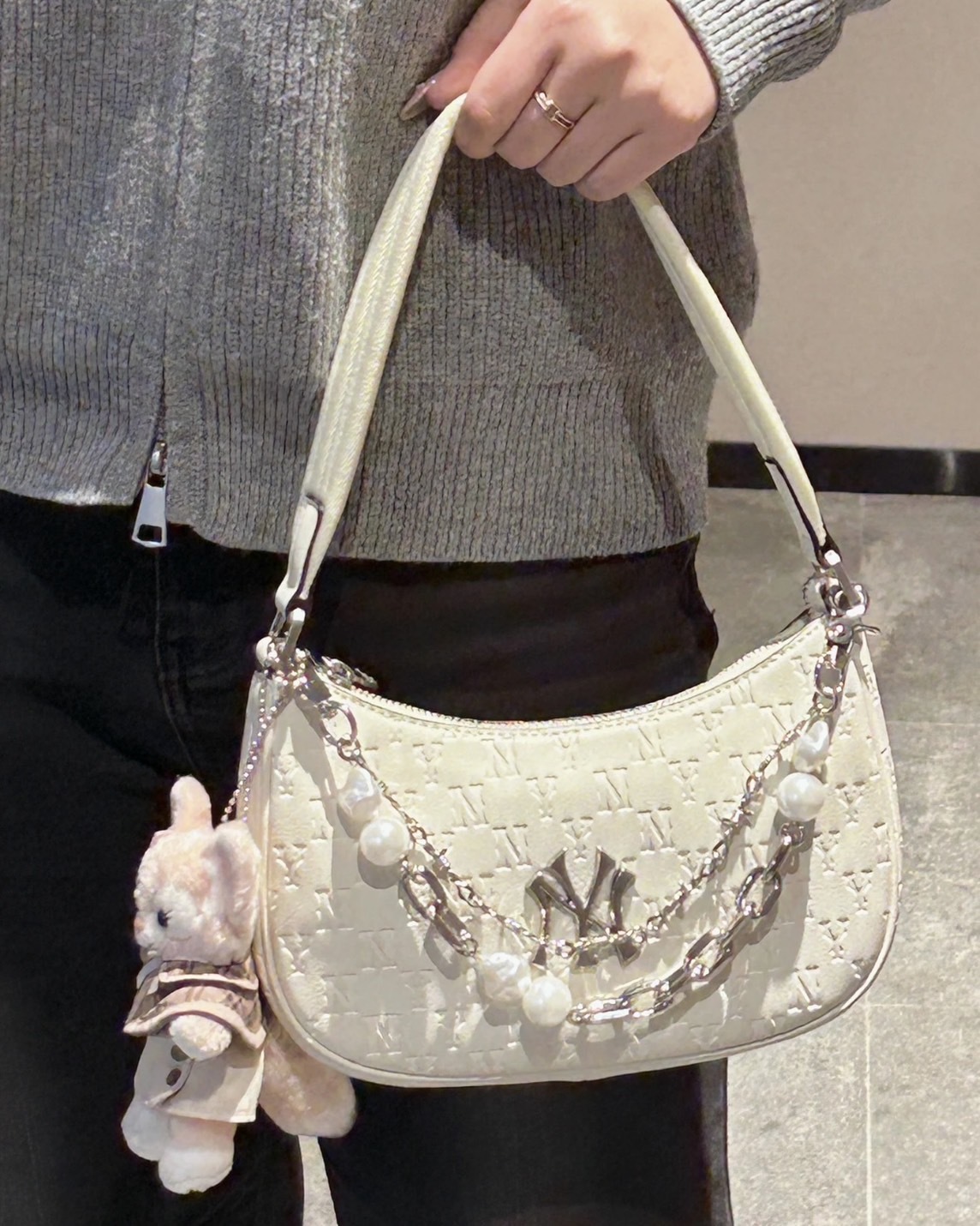 【現貨】MLB Monogram系列 皮革 壓印 腋下包 肩背包 紐約洋基隊 2色