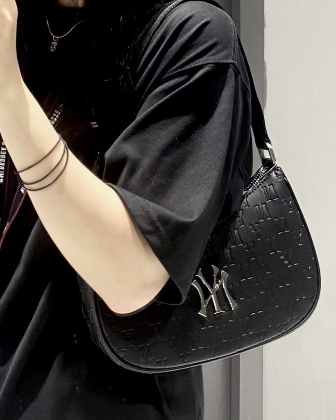 【現貨】MLB Monogram系列 皮革 壓印 腋下包 肩背包 紐約洋基隊 2色