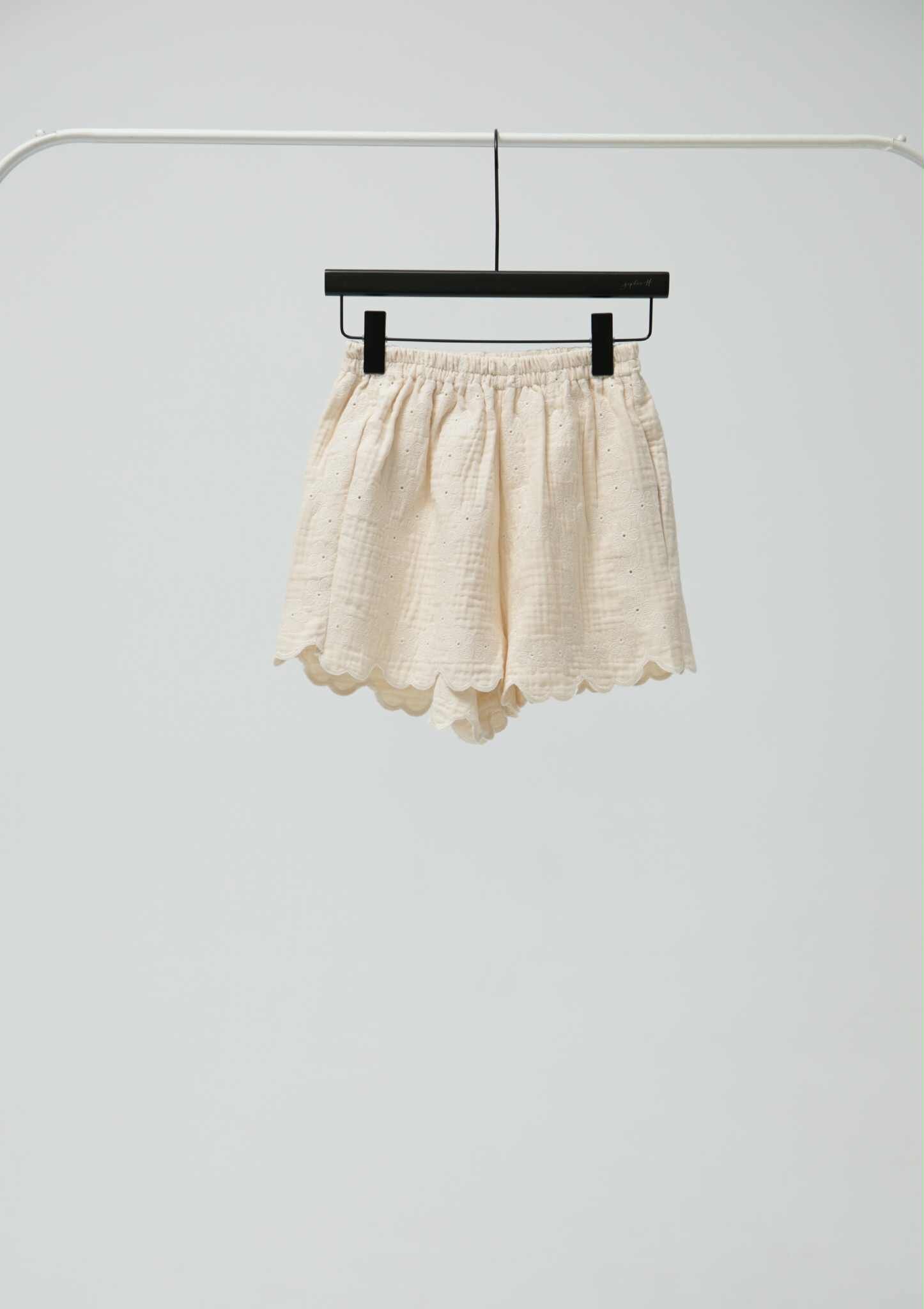 NY36 浪漫鏤空刺繡波浪邊短褲