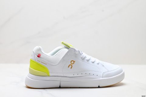 On昂跑solo Loewe 2025 新品男女款休閒板鞋首次採用素皮、麂皮與磨砂皮革拼接，輔以壓紋細節，以工藝之美詮釋費德勒風格中的極簡優雅。新款THE ROGER Clubhouse Ace採用象牙白為主調，象徵費德勒球場上的標誌白色球衣風格：低調內斂，精準專注，卻以卓越實力而自成焦點。 露珠色交織霧灰色，點綴其間，柔和沉靜，搭配金屬質感金色 logo，網球靈感，步入型動日常。