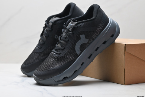 On昂跑 ultra 3 舒適百搭 簡約 耐磨 低幫跑步鞋鞋身外觀的設計靈感源於 On 昂跑的專業競賽鞋 鞋面採用工程編織材料打造 提供無縫貼合的穿著體驗 輕盈透氣的鞋面貼合腳部 確保舒適的穿著感與穩定的鎖定效果 鞋底經過升級的橡膠墊片在乾濕條件下均提供高抓地力和耐用性