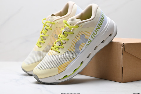 On昂跑 ultra 3 舒適百搭 簡約 耐磨 低幫跑步鞋鞋身外觀的設計靈感源於 On 昂跑的專業競賽鞋 鞋面採用工程編織材料打造 提供無縫貼合的穿著體驗 輕盈透氣的鞋面貼合腳部 確保舒適的穿著感與穩定的鎖定效果 鞋底經過升級的橡膠墊片在乾濕條件下均提供高抓地力和耐用性